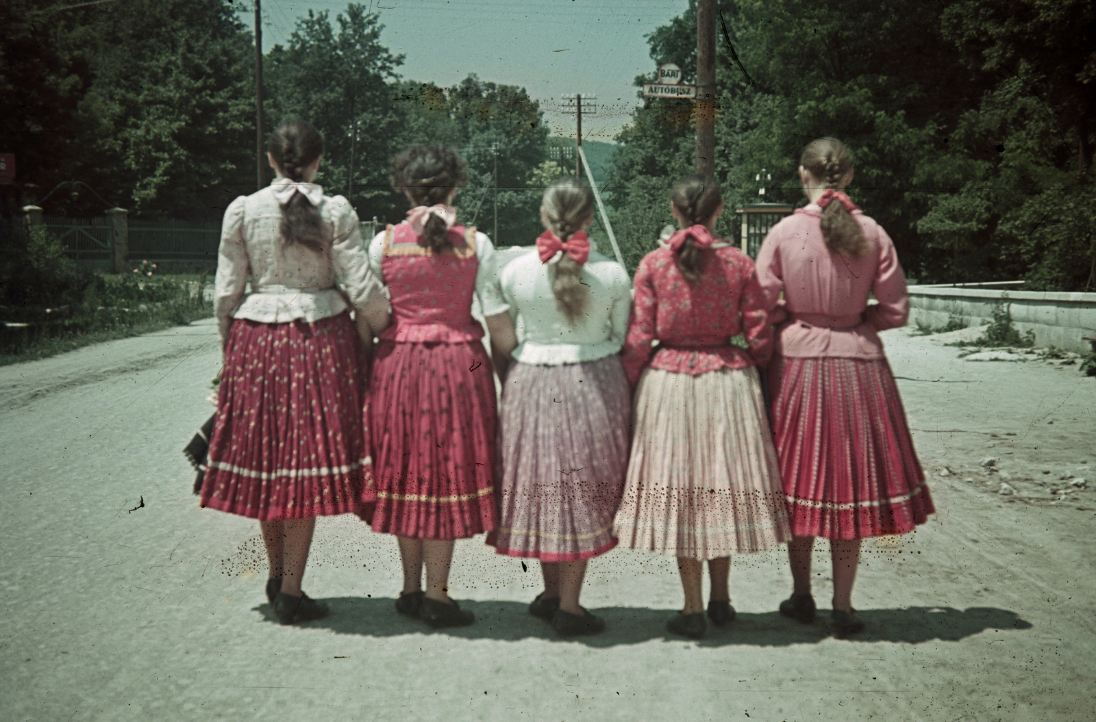 1939, Fortepan, colorful, bus stop, folk costume, Nyírség-style hairdo, back, Fortepan #20754