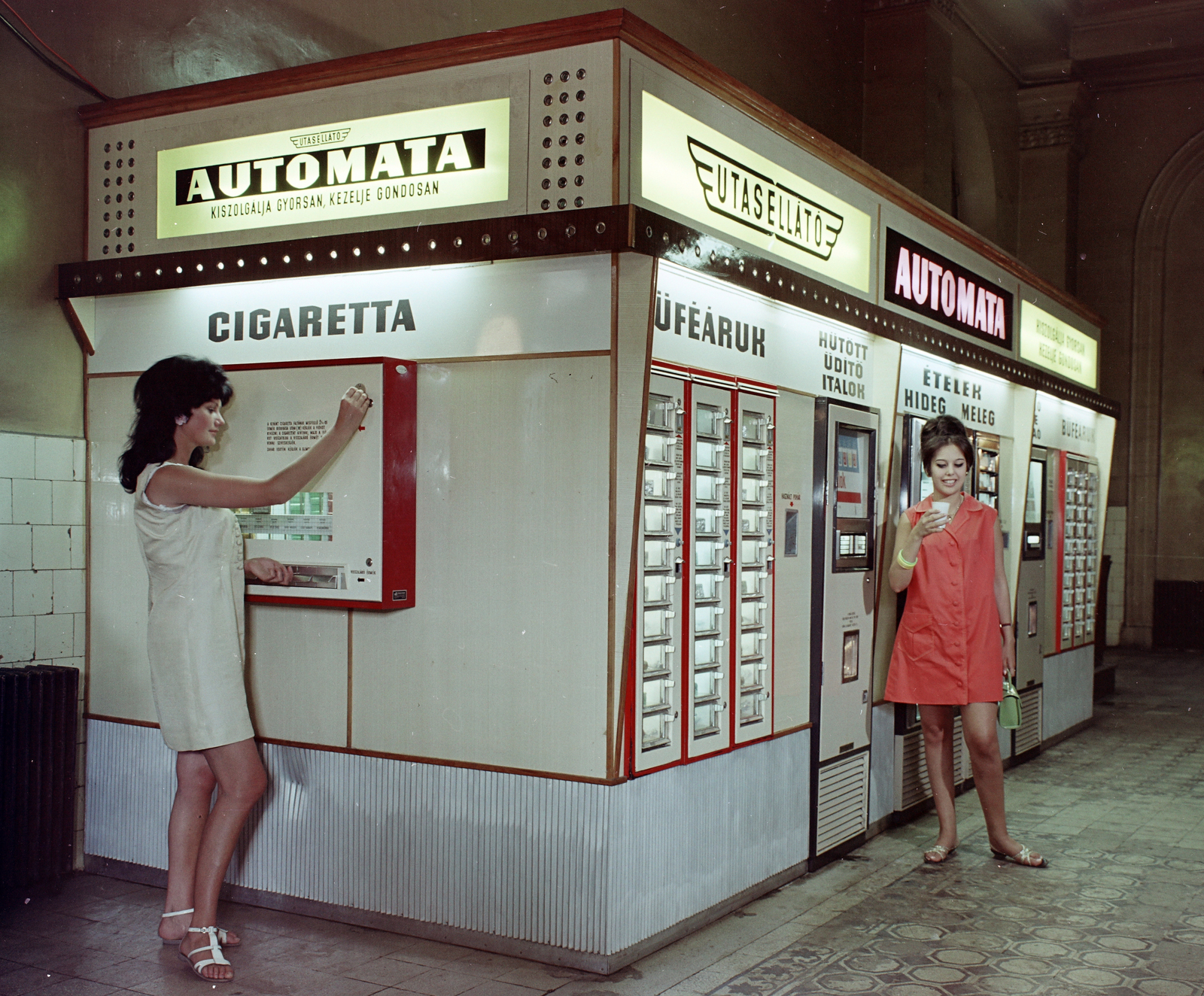 Magyarország, Budapest VIII., Keleti pályaudvar, az Utasellátó Vállalat ital és étel automatája a csarnokban., 1969, FŐFOTÓ, Budapest, Best of, manöken, ételautomata, Fortepan #207542