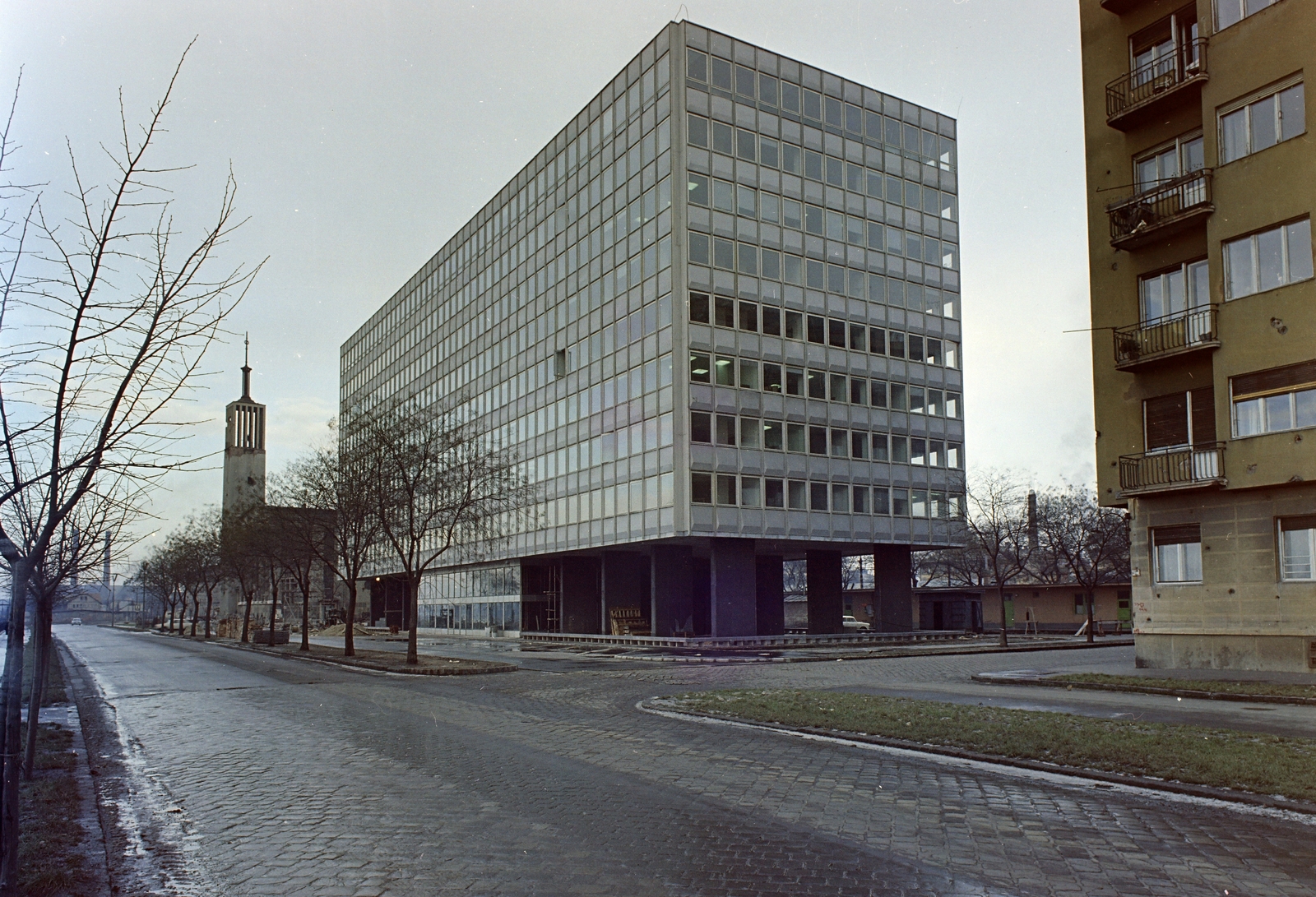 Hungary, Budapest XIII., Újpesti rakpart, Alumíniumipari Tröszt székháza (később Nemzeti Vagyonkezelő). Előtérben az Ipoly utca, háttérben a Gogol utca torkolatánál a Pozsonyi úti református templom., 1966, FŐFOTÓ, colorful, Budapest, Fortepan #207547