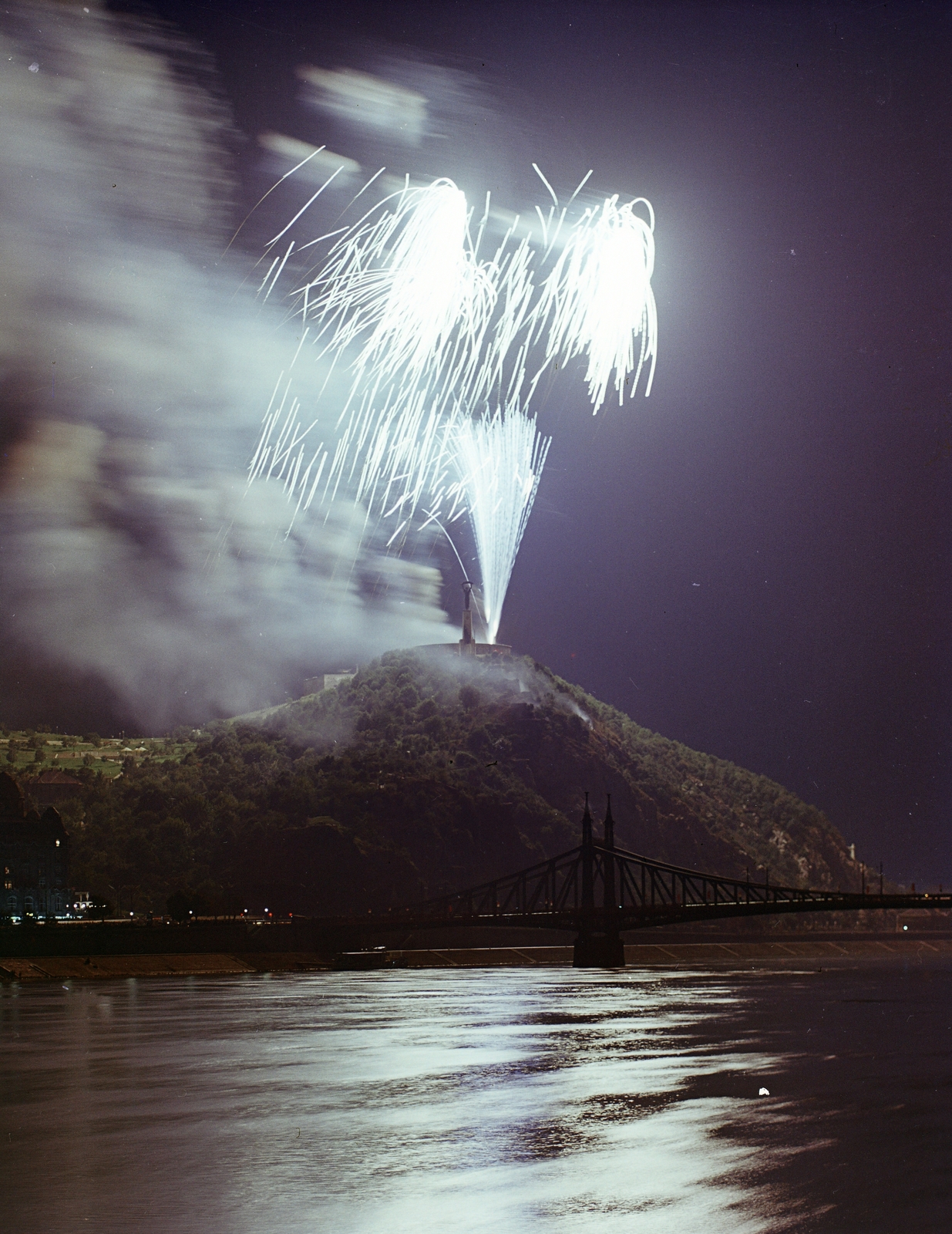 Hungary, Budapest XI., augusztus 20-i tűzijáték, háttérben a Szabadság híd és a Gellért-hegy., 1967, FŐFOTÓ, fireworks, Danube, Budapest, Fortepan #207551