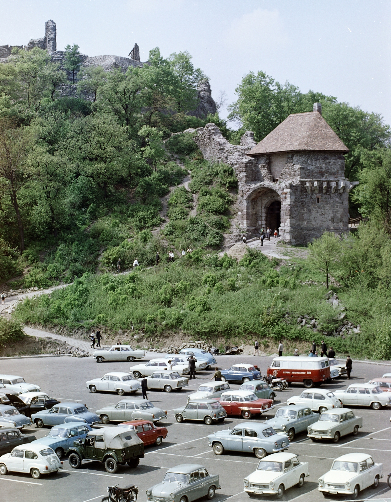 Hungary,Danube Bend, Visegrád, a Fellegvár kaputornya a parkoló felől nézve., 1967, FŐFOTÓ, colorful, Fortepan #207558