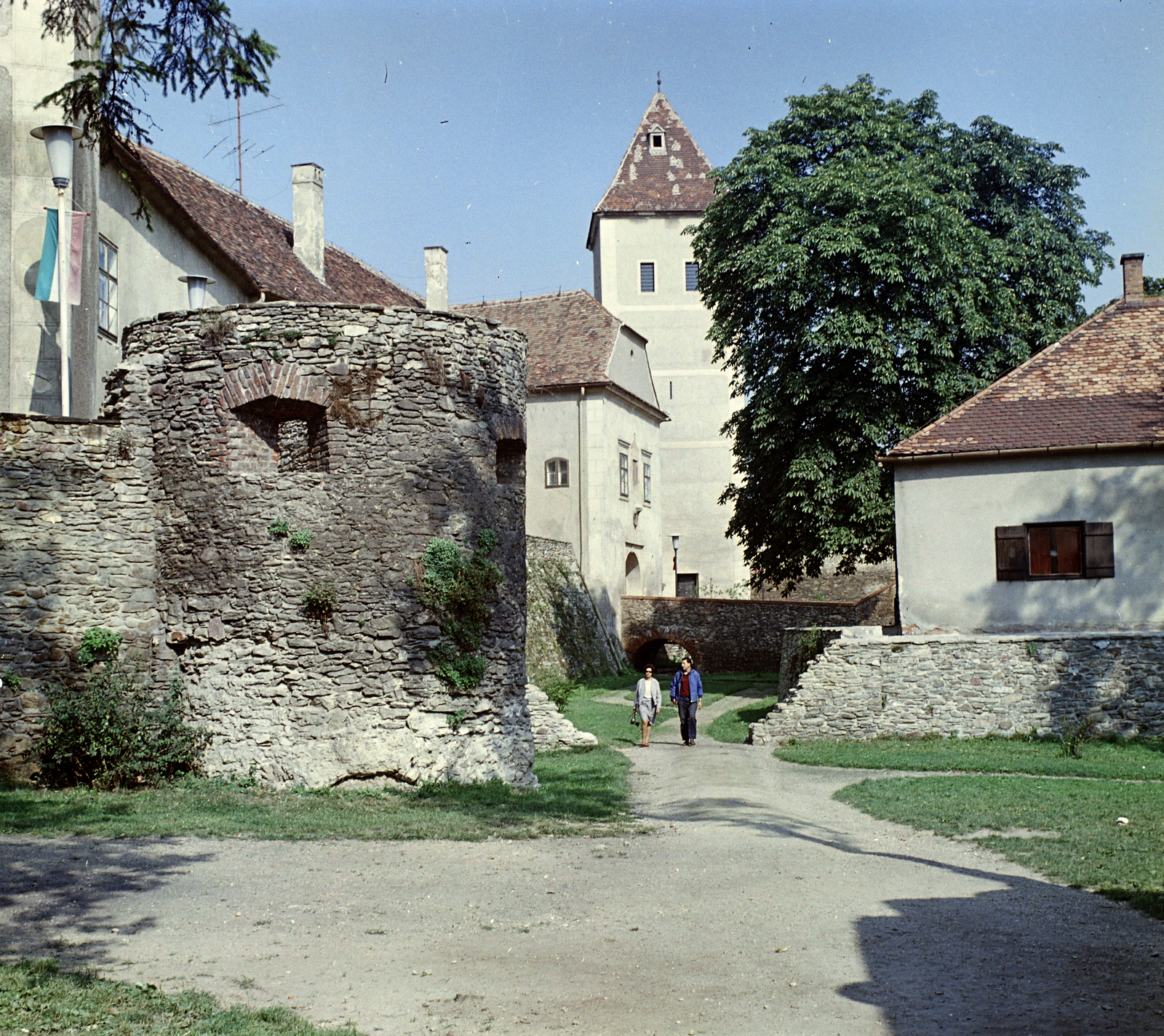 Hungary, Kőszeg, Jurisics-vár, balra a délkeleti bástya, szemben a várárok, a belső vár hidja, kapuja és tornya., 1967, FŐFOTÓ, colorful, Fortepan #207559