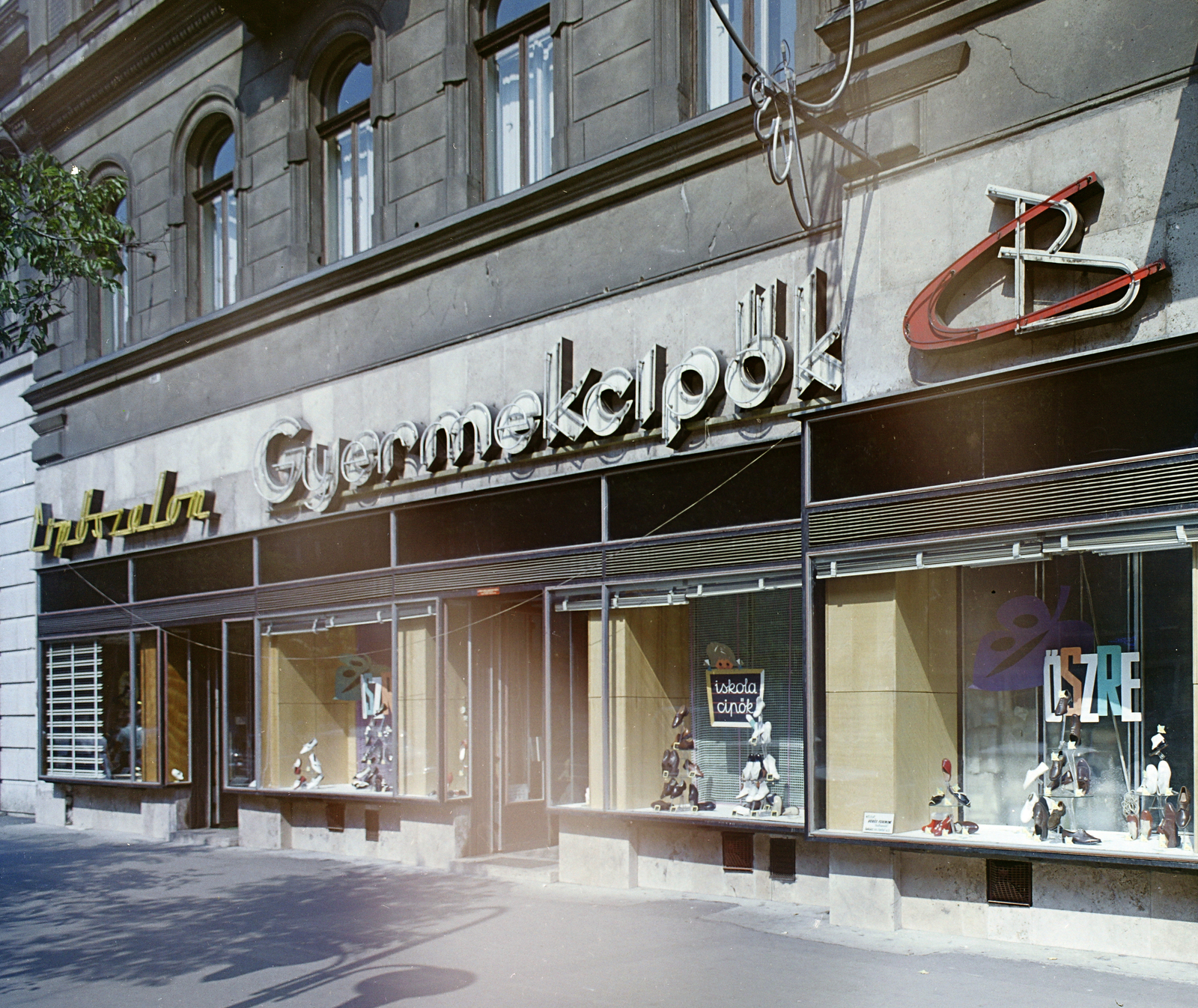 Hungary, Budapest VII., Erzsébet (Lenin) körút 41., 1967, FŐFOTÓ, colorful, Show window, shoe store, Budapest, Fortepan #207563