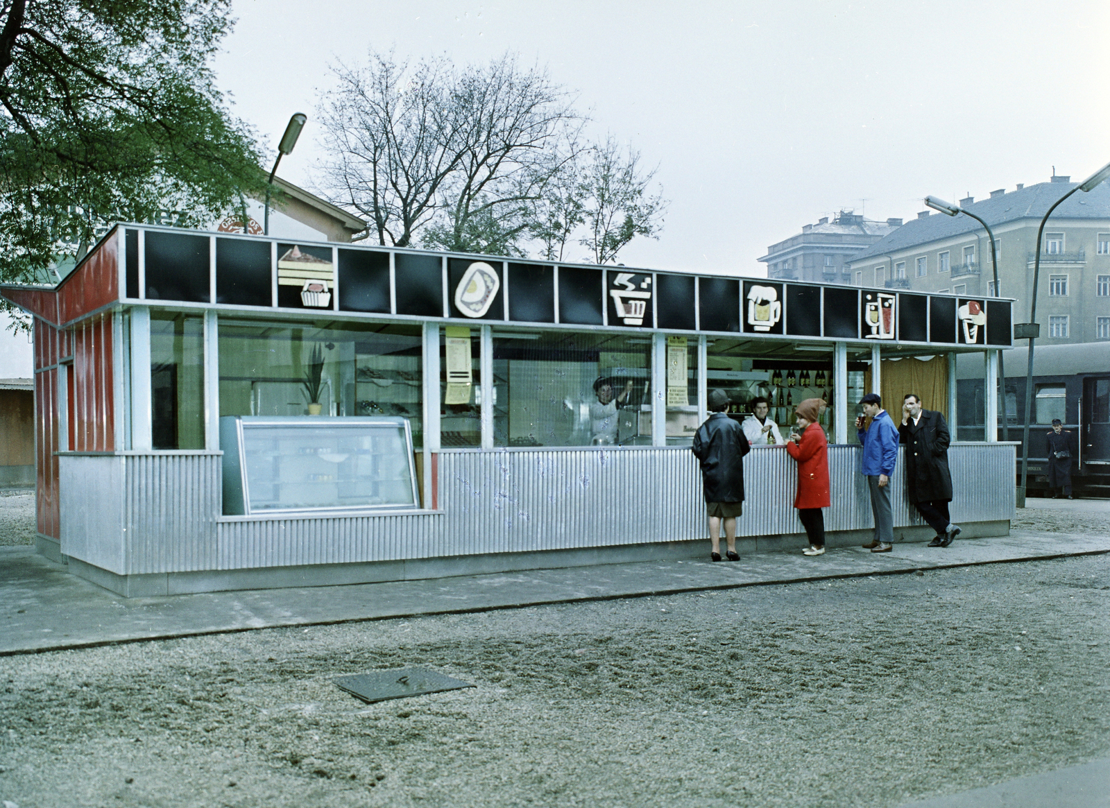 Magyarország, Budapest I.,Budapest XII., Déli pályaudvar, háttérben az Alkotás utca 11. és 13-as számú ház, 1967, FŐFOTÓ, színes, Budapest, hullámlemez, Fortepan #207573