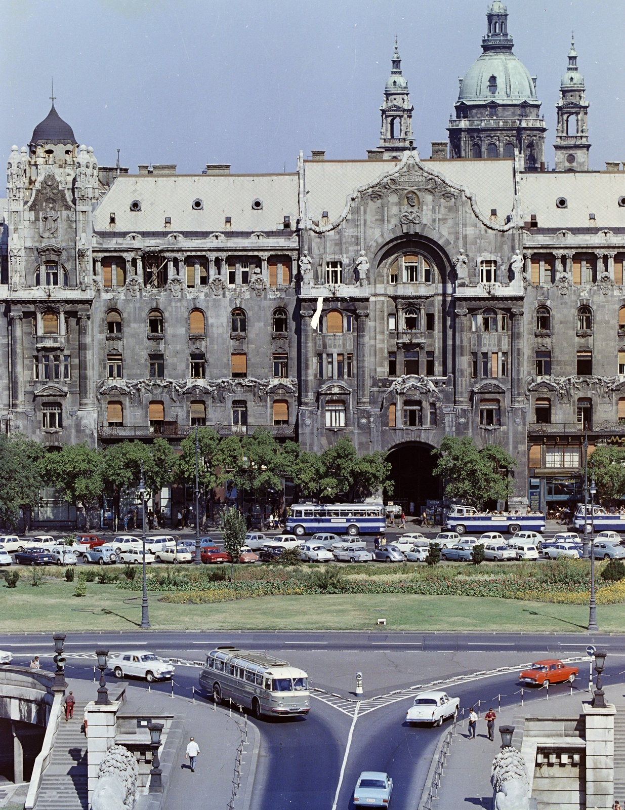 Hungary, Budapest V., kilátás a Széchenyi Lánchíd pesti pillérjéről a Széchenyi István (Roosevelt) tér és a Gresham-palota felé., 1967, FŐFOTÓ, colorful, bus, Ikarus-brand, BKV-organisation, Ikarus 620, sightseeing, Budapest, convertible, Fortepan #207578