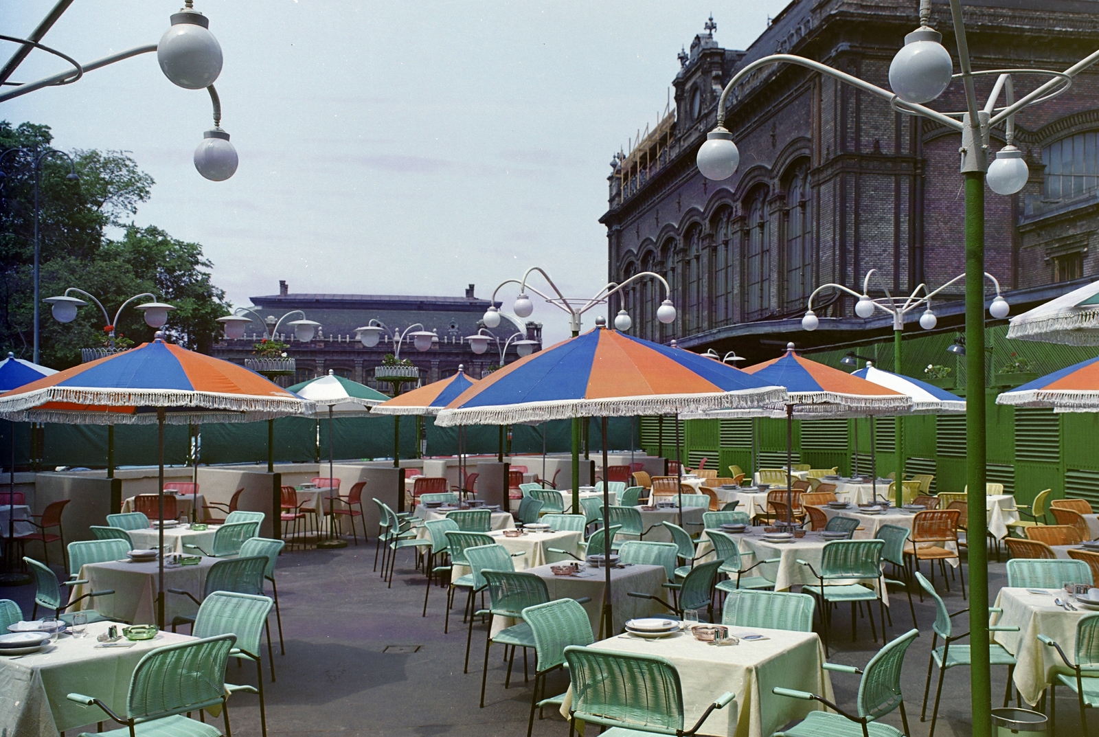 Magyarország, Budapest VI., Eiffel tér (ekkor névtelen) a Nyugati pályaudvar indulási oldalánál, jobbra a pénztárcsarnok., 1967, FŐFOTÓ, színes, Budapest, Fortepan #207580