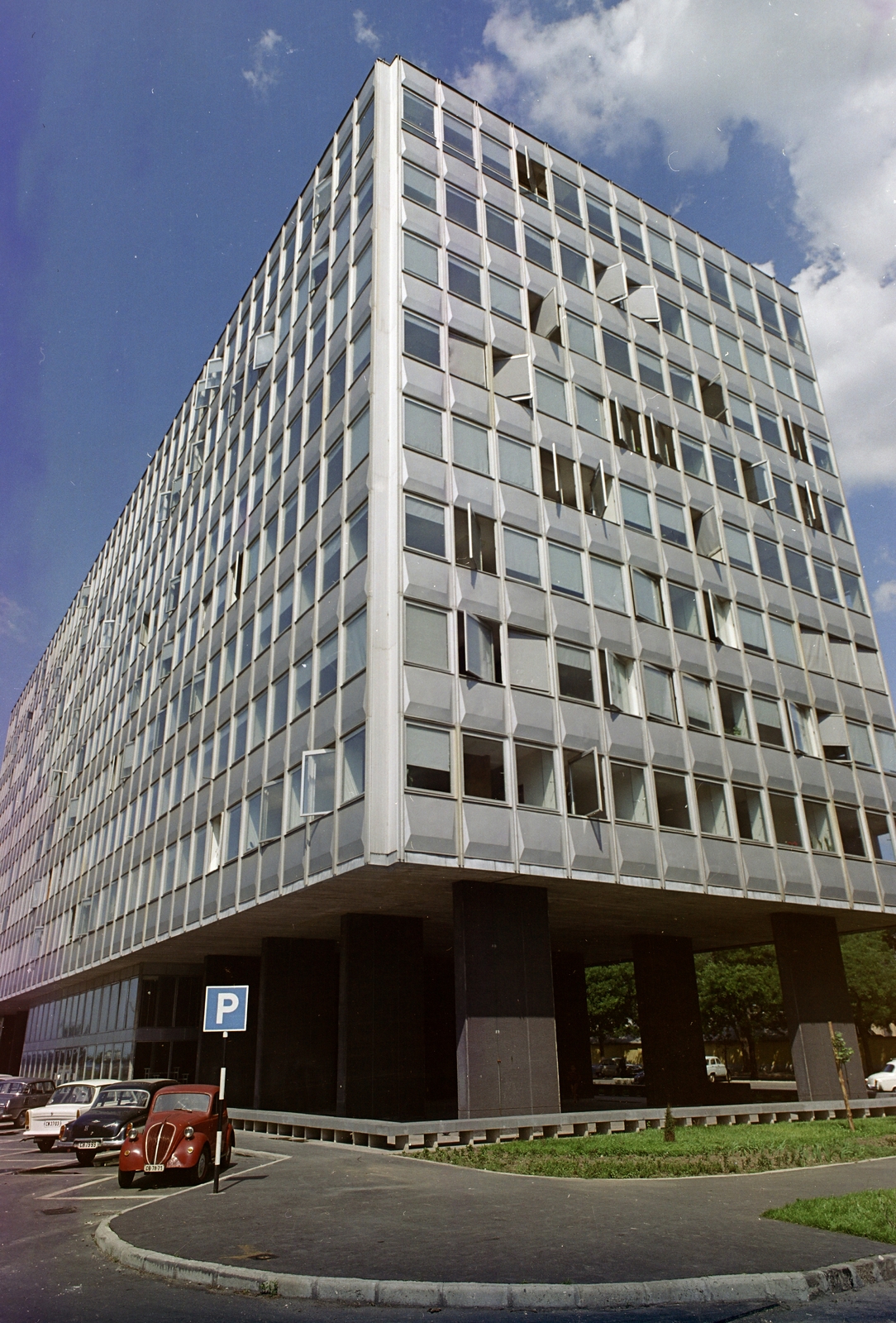 Magyarország, Budapest XIII., Újpesti rakpart, Alumíniumipari Tröszt székháza (később Nemzeti Vagyonkezelő). Előtérben az Ipoly utca., 1967, FŐFOTÓ, színes, Budapest, Fortepan #207582