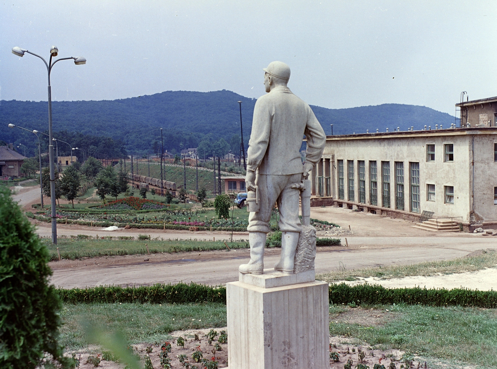 Hungary, Kincsesbánya, Bányász szobor (Győri Dezső, 1964.), mögötte a bauxitbánya rakodótelepe., 1967, FŐFOTÓ, colorful, miner, sculpture, back, mining, Fortepan #207588