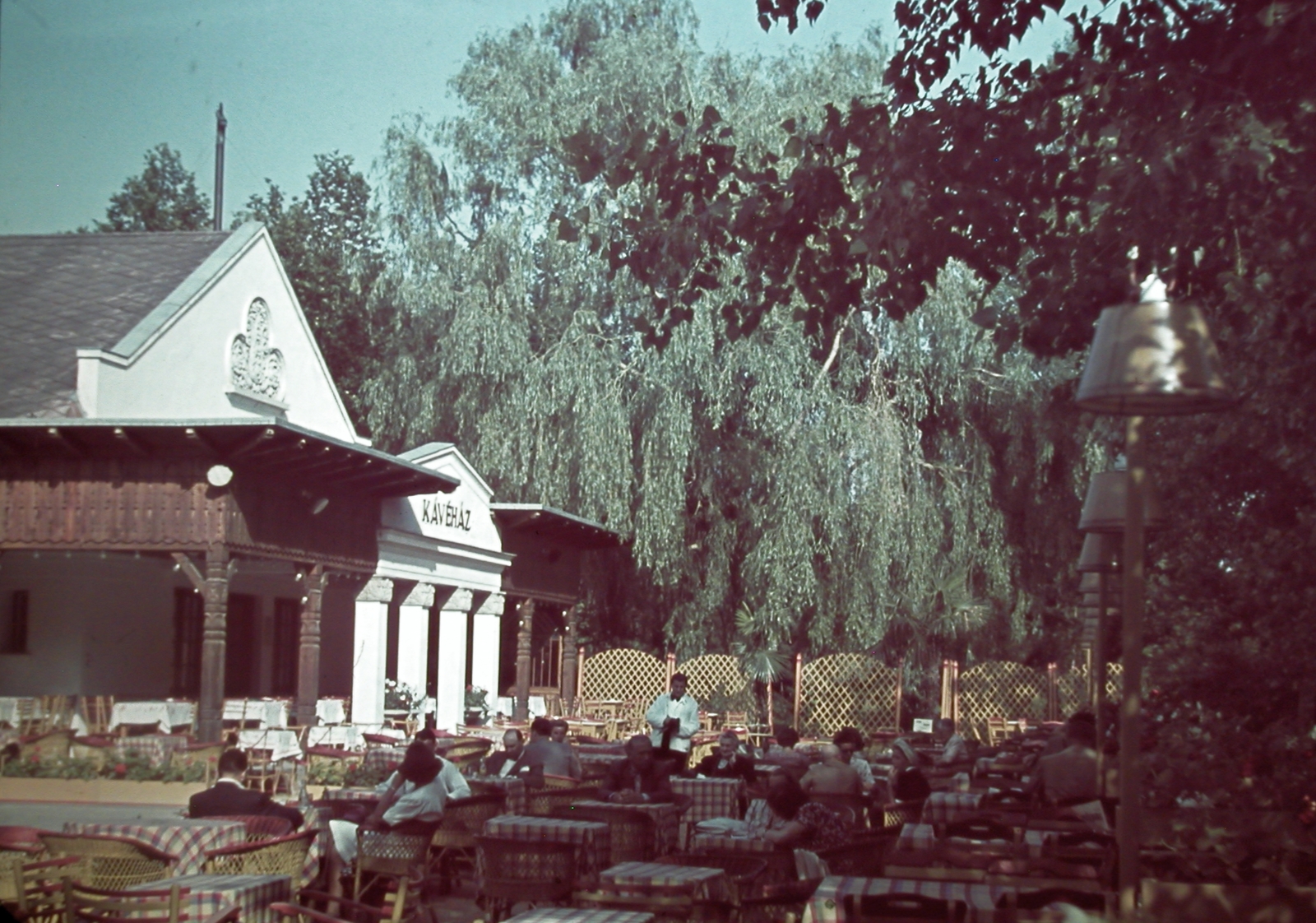 Magyarország, Budapest II., Máriaremete, kertvendéglő a Kisboldogasszony-templom mellett., 1940, Fortepan, vendéglátás, nyugalom, színes, polgárság, kerthelyiség, kávéház, Budapest, Fortepan #20759