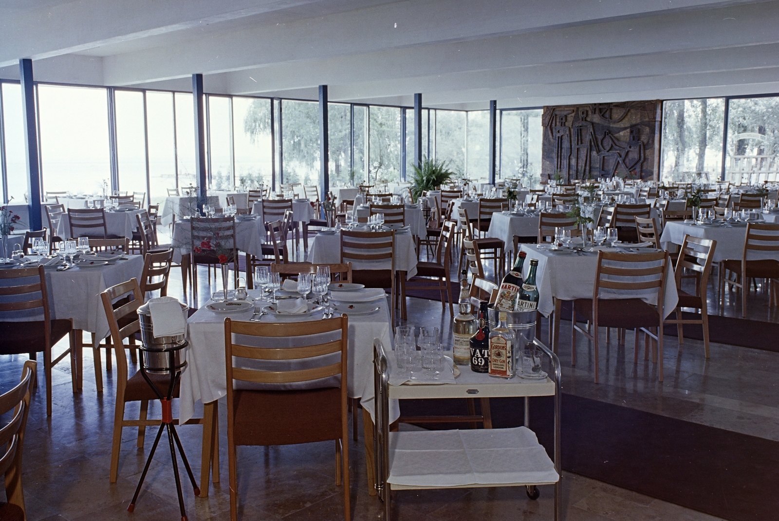Hungary,Lake Balaton, Siófok, a Hotel Európa étterme, a tartópillér kerámiaburkolatát Garányi József keramikus készítette 1966-ban., 1967, FŐFOTÓ, colorful, relief, Fortepan #207612