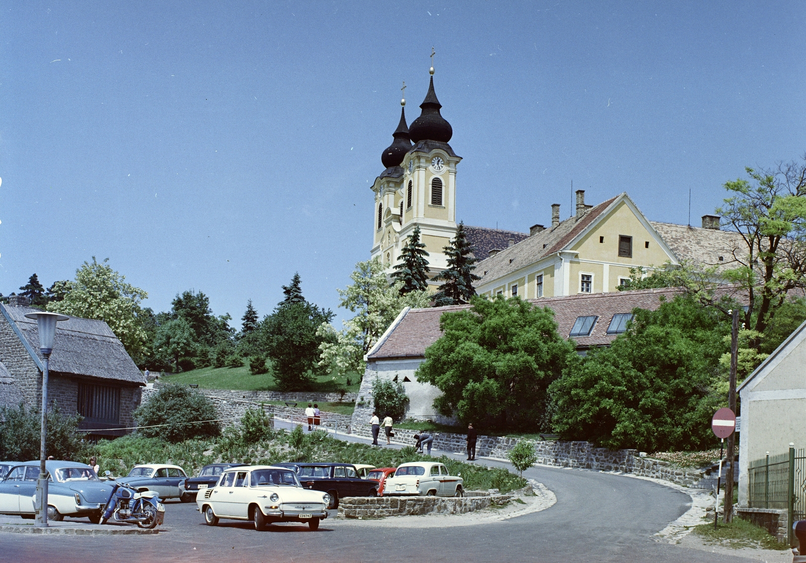 Hungary,Lake Balaton, Tihany, Kossuth Lajos utca, szemben a mai Borsos Miklós tér, fent a Bencés Apátság., 1967, FŐFOTÓ, colorful, Fortepan #207619