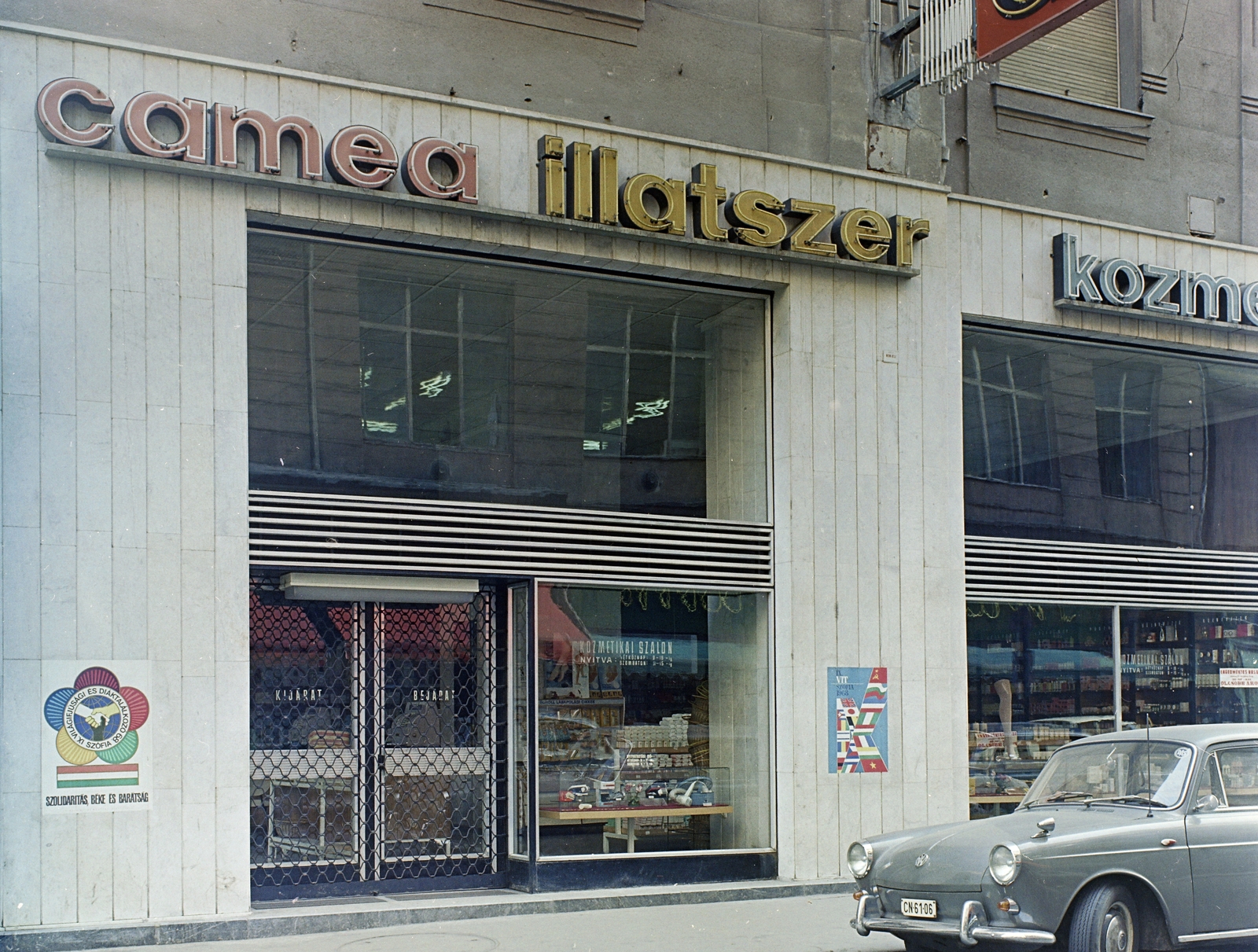 Hungary, Budapest V., Petőfi Sándor utca 11. számú ház, a Párizsi (Párisi) utca sarkán., 1968, FŐFOTÓ, Show window, Volkswagen-brand, cosmetics, perfume store, Budapest, Fortepan #207631