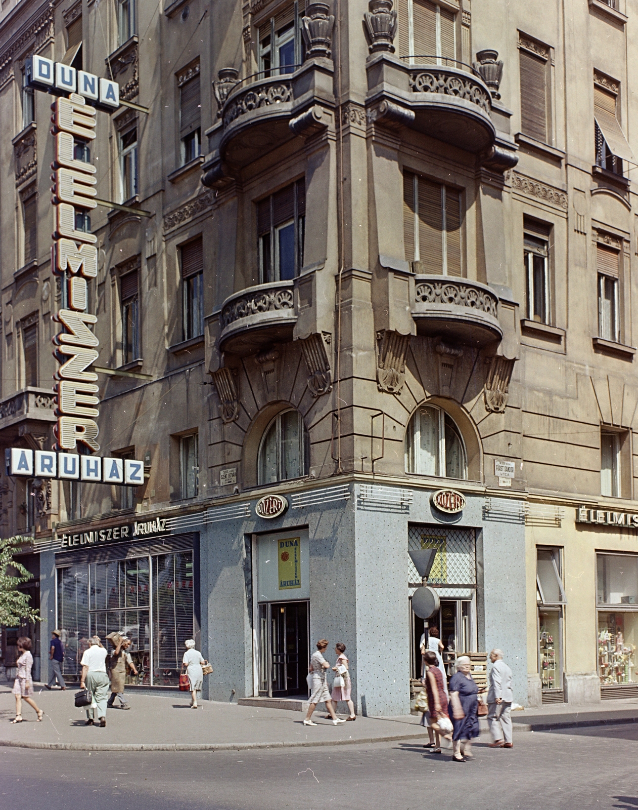 Magyarország, Budapest XIII., Szent István körút - Hollán Ernő (Fürst Sándor) utca sarok., 1968, FŐFOTÓ, élelmiszer, Budapest, élelmiszerbolt, Közért Vállalat, Fortepan #207635