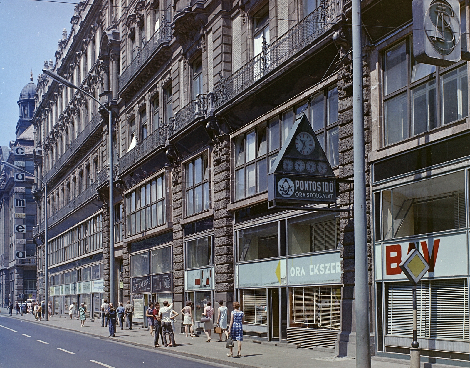 Magyarország, Budapest V., Szabad sajtó út a Ferenciek tere (Felszabadulás tér) felől a Váci utca felé nézve. Szemben az északi Klotild palota., 1968, FŐFOTÓ, színes, Budapest, Fortepan #207636