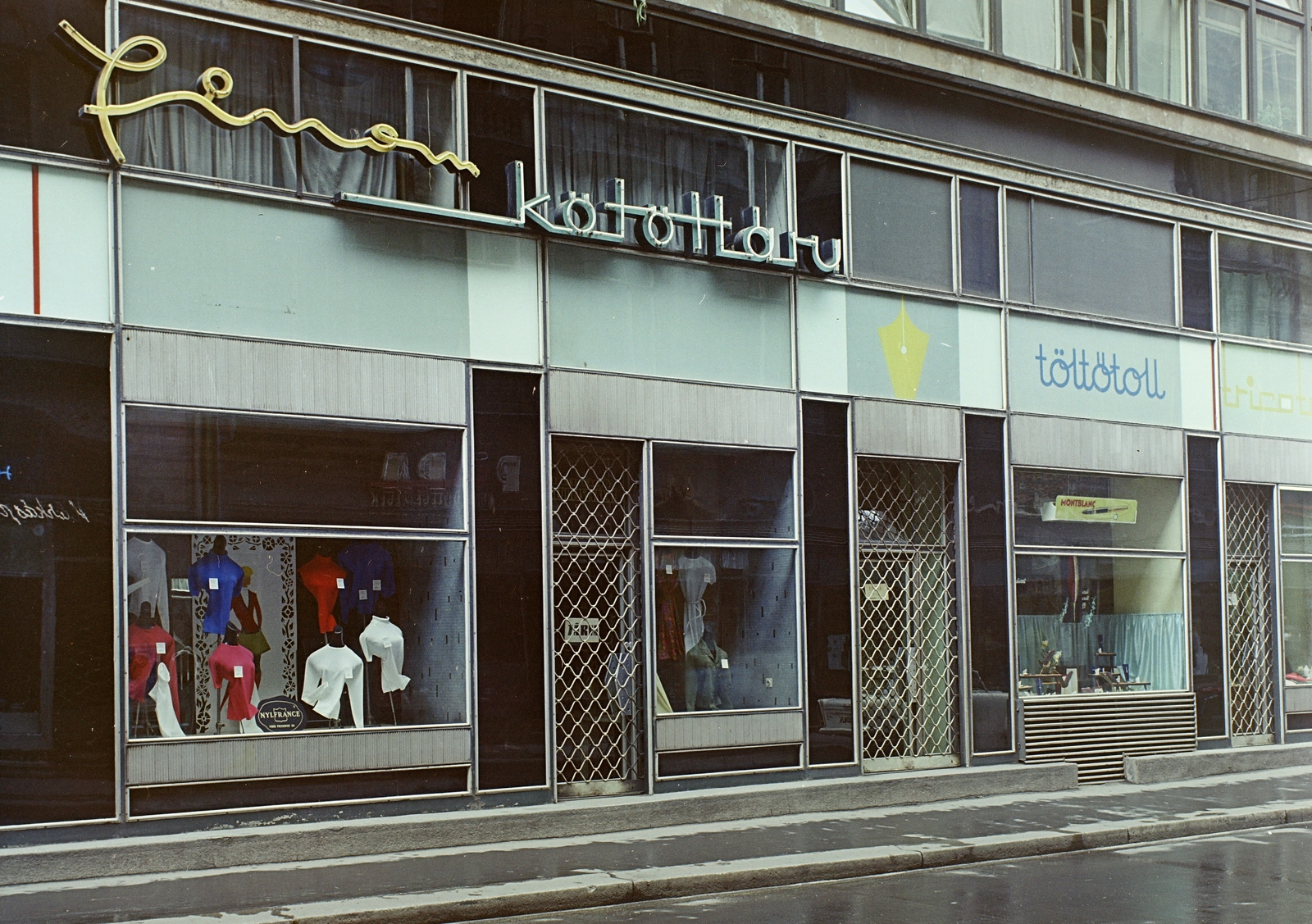 Hungary, Budapest V., Kígyó utca, üzletsor a Klotild palota oldalában., 1968, FŐFOTÓ, colorful, Show window, fountain pen, knitwear, Budapest, Fortepan #207639