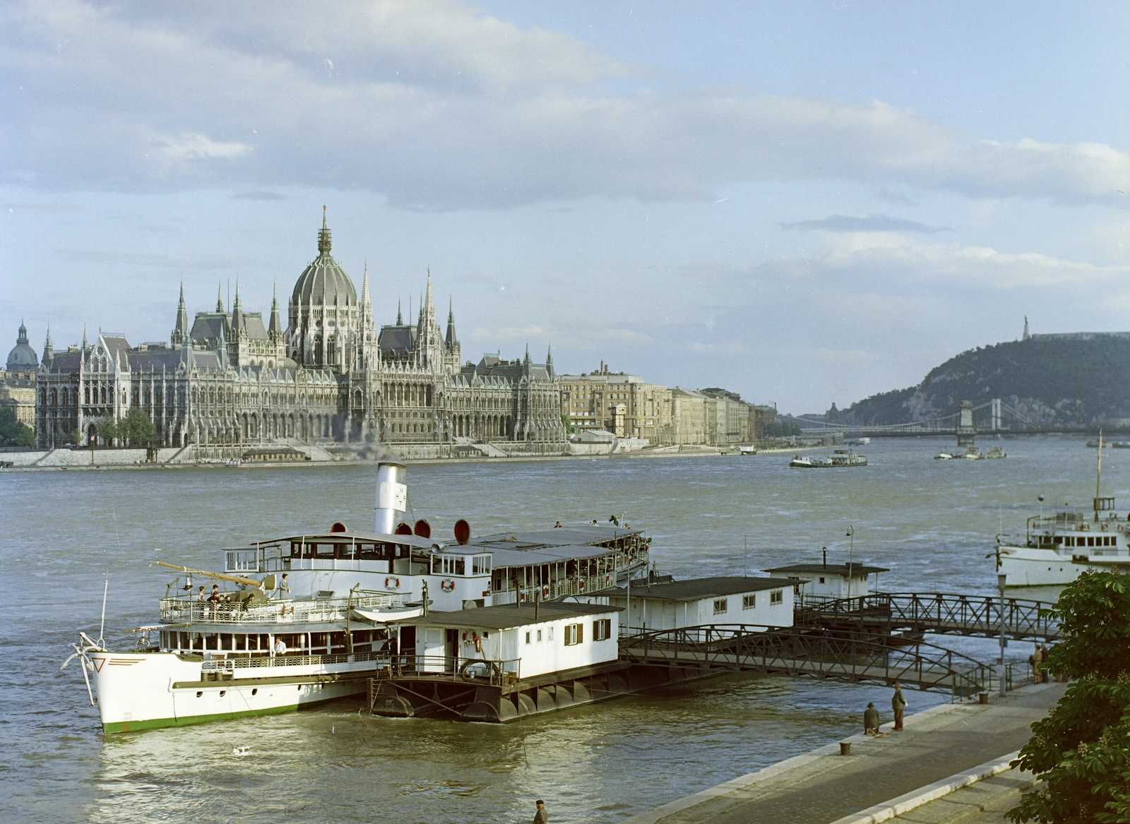 Hungary, Budapest II., látkép a Margit hídról, előtérben a Bem József téri hajóállomás, balra a Parlament, jobbra a Gellért-hegy., 1969, FŐFOTÓ, parliament, Danube, Budapest, Fortepan #207643