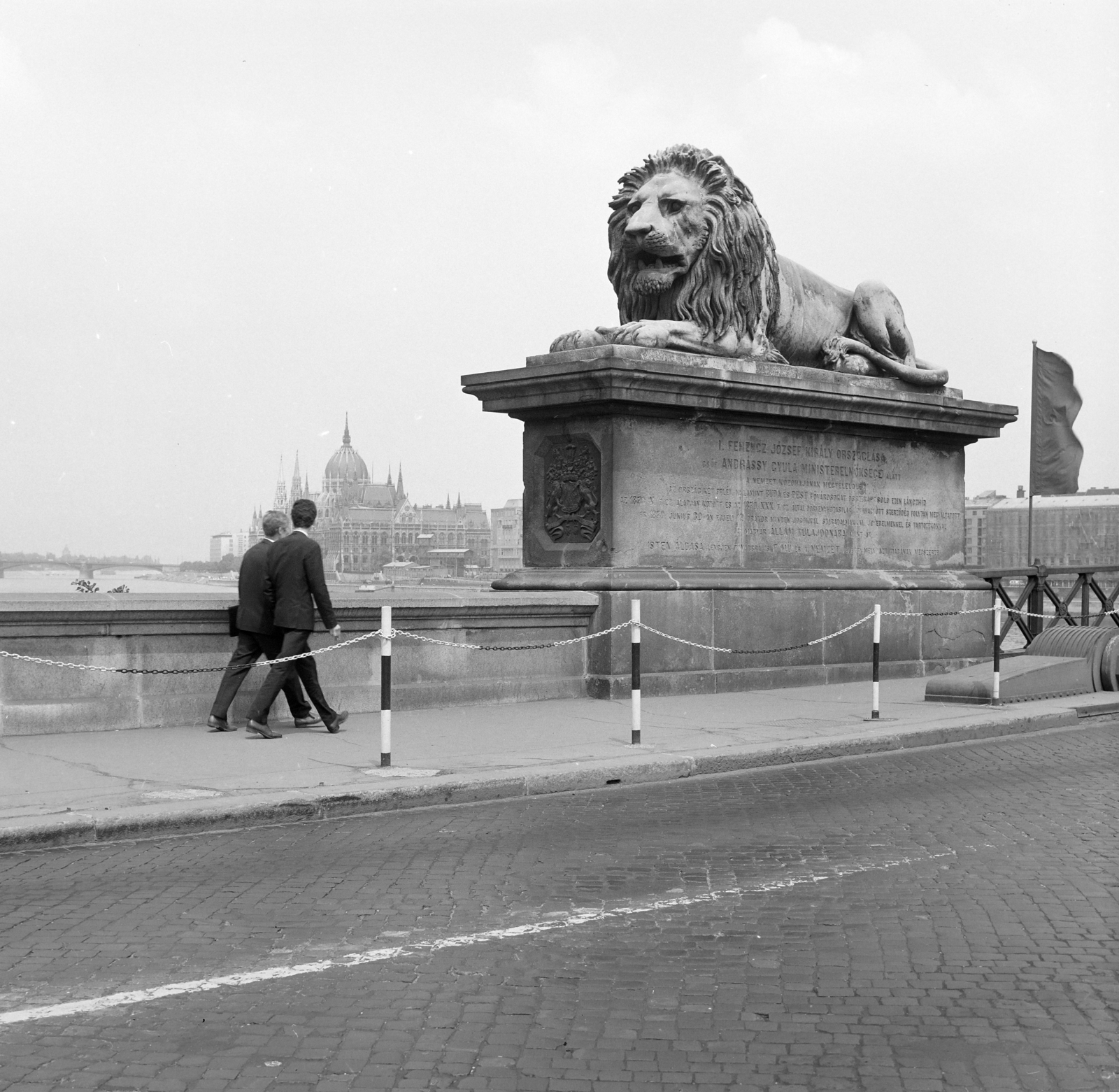 Magyarország, Budapest I., a Széchenyi Lánchíd budai hídfője, háttérben a Parlament., 1968, FŐFOTÓ, Budapest, Fortepan #207655