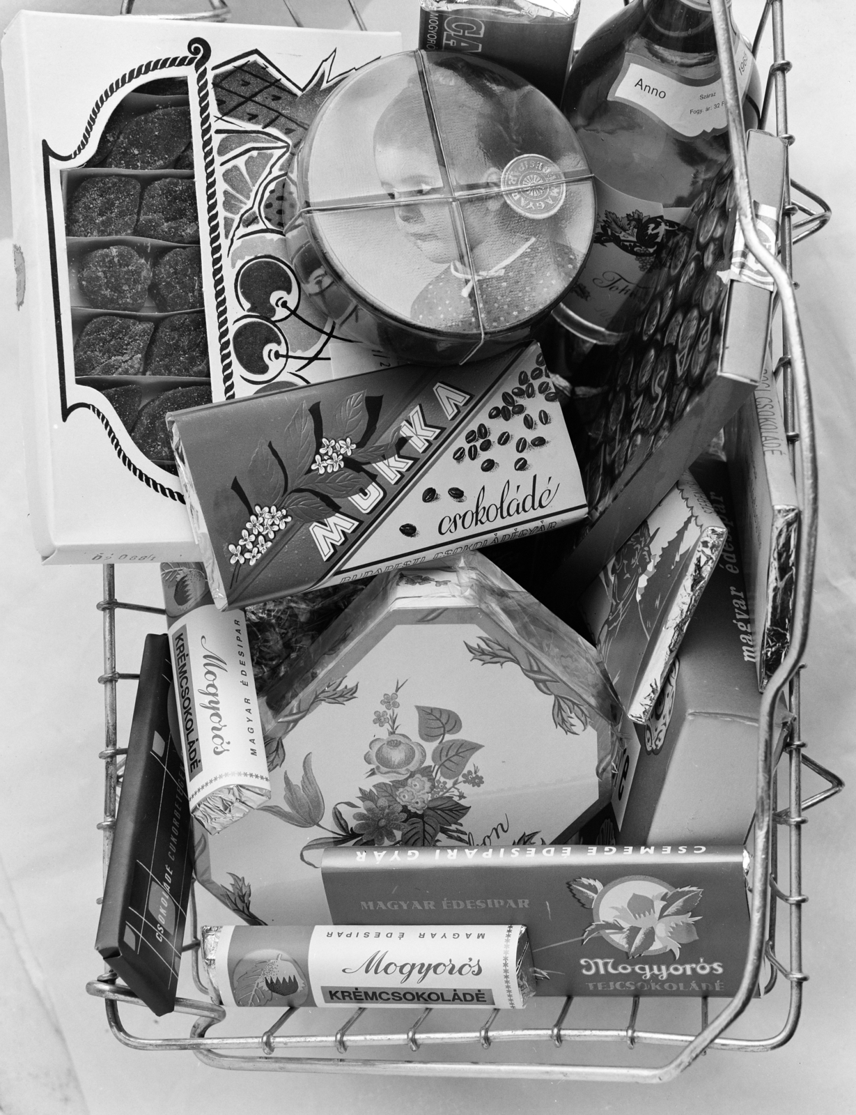 Hungary, 1968, FŐFOTÓ, basket, advertising photography, chocolate, sweets, Fortepan #207704