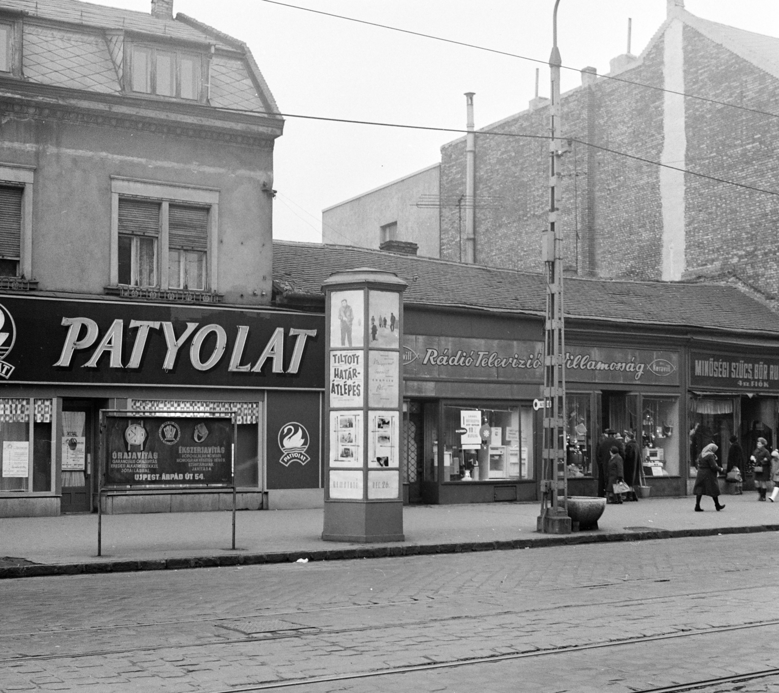 Magyarország, Budapest IV., Árpád út, a Fővárosi Moziüzemi Vállalat (FÖMO) által forgalmazott film hirdetése. Háttérben a 68. és 70-es számú ház., 1968, FŐFOTÓ, Budapest, filmplakát, Fortepan #207711