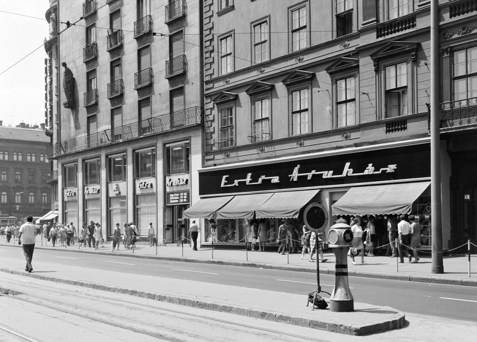 Magyarország, Budapest VII.,Budapest V., Rákóczi út a Károly (Tanács) körútt felé nézve, szemben az Extra Áruház., 1968, FŐFOTÓ, Budapest, Fortepan #207719