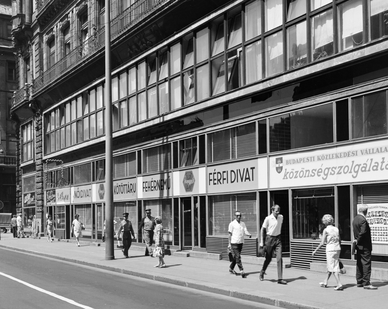 Hungary, Budapest V., Szabad sajtó út a Ferenciek tere (Felszabadulás tér) felől a Váci utca felé nézve. Szemben az északi Klotild palota., 1968, FŐFOTÓ, Budapest, Fortepan #207726