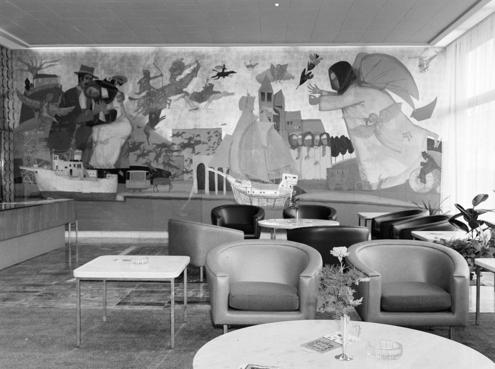 Hungary, Margit Islands, Budapest, Margitszigeti Nagyszálló, hall. Szemben Kondor Béla festőművész Szigeti legenda című falfestménye (1968) látható., 1968, FŐFOTÓ, wall picture, table, Fortepan #207738