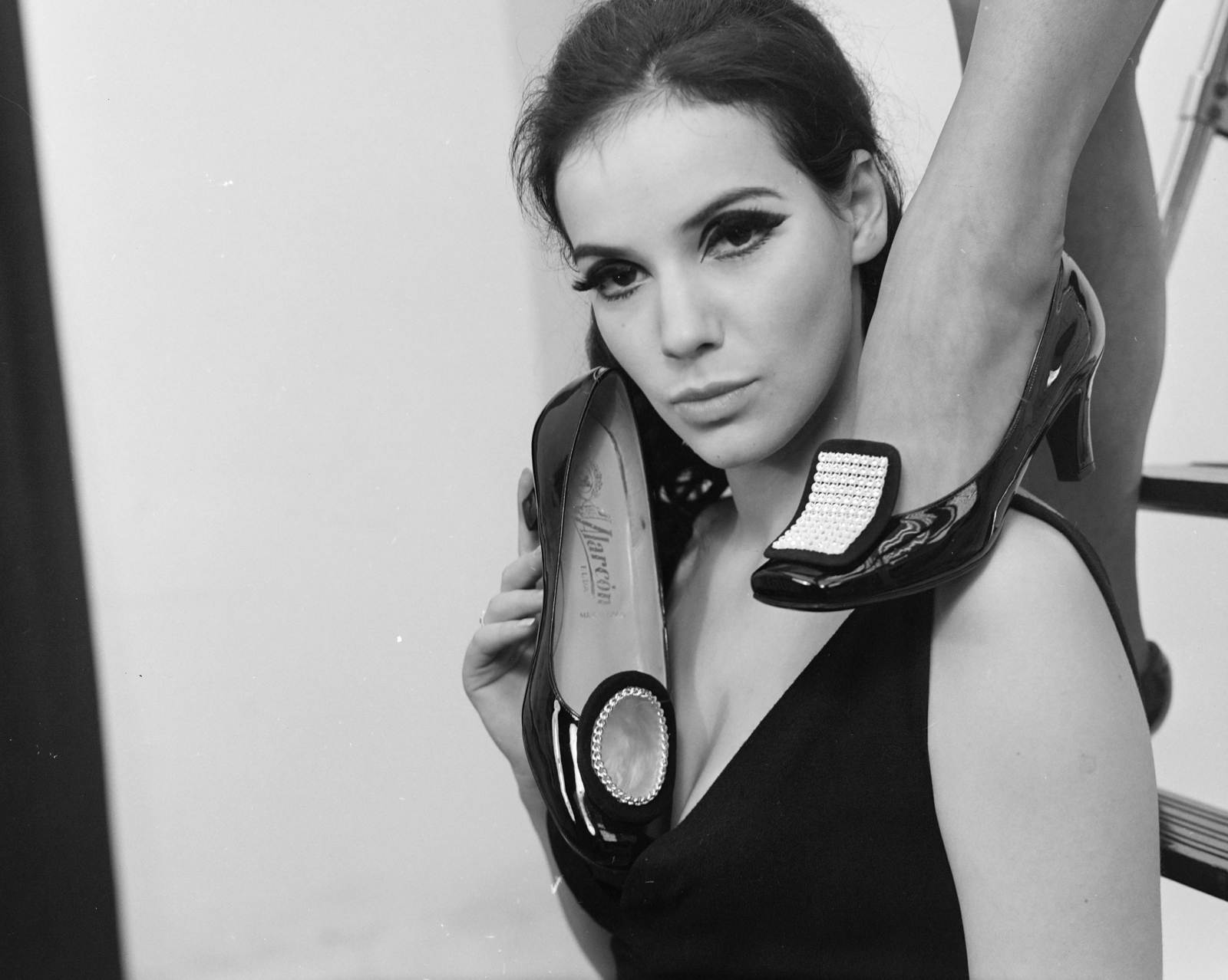 Hungary, Gottesmann Katalin modell, manöken., 1968, FŐFOTÓ, fashion, shoe, advertising photography, Best of, Fortepan #207740