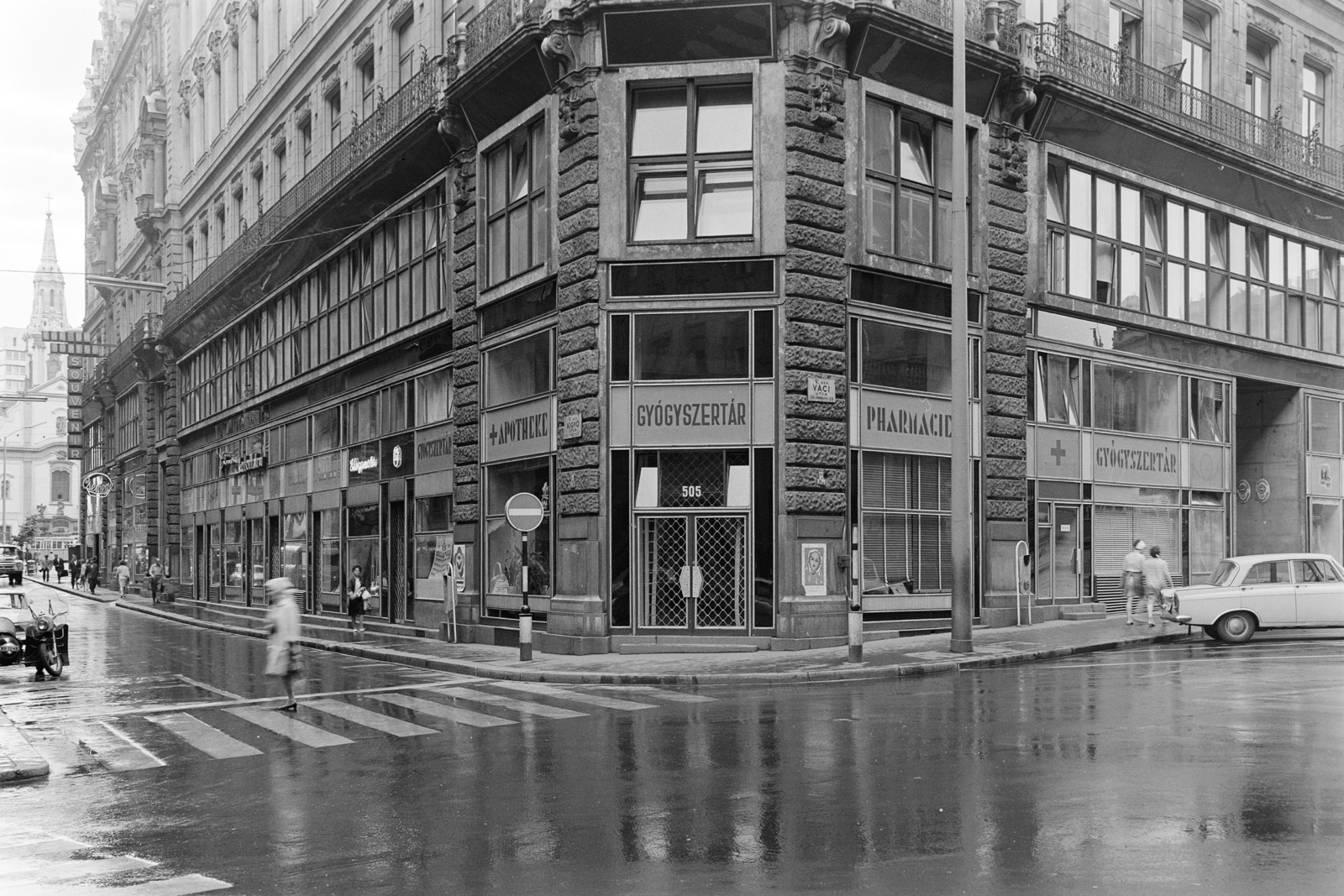 Magyarország, Budapest V., Váci utca, balra a Kigyó utca a Ferenciek tere (Felszabadulás tér) felé nézve., 1968, FŐFOTÓ, Budapest, járókelő, gyalogátkelő, üzlet, automobil, utca, Fortepan #207748