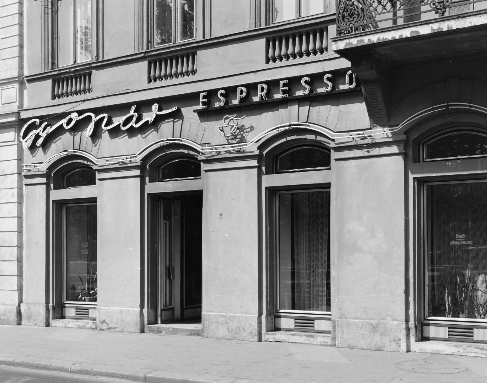 Hungary, Budapest V., Erzsébet (Engels) tér 1., Gyopár eszpresszó., 1968, FŐFOTÓ, Budapest, espresso, balcony, Fortepan #207749