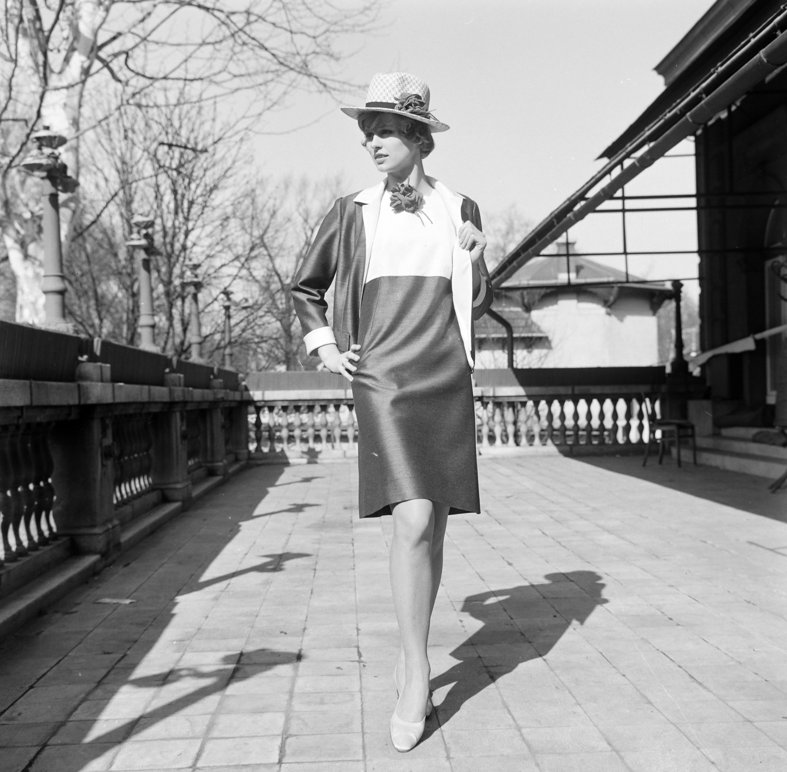 Hungary, Budapest XIV., a felvétel a Gundel Étterem teraszán készült., 1968, FŐFOTÓ, Budapest, fashion photography, one leg standing, Fortepan #207752