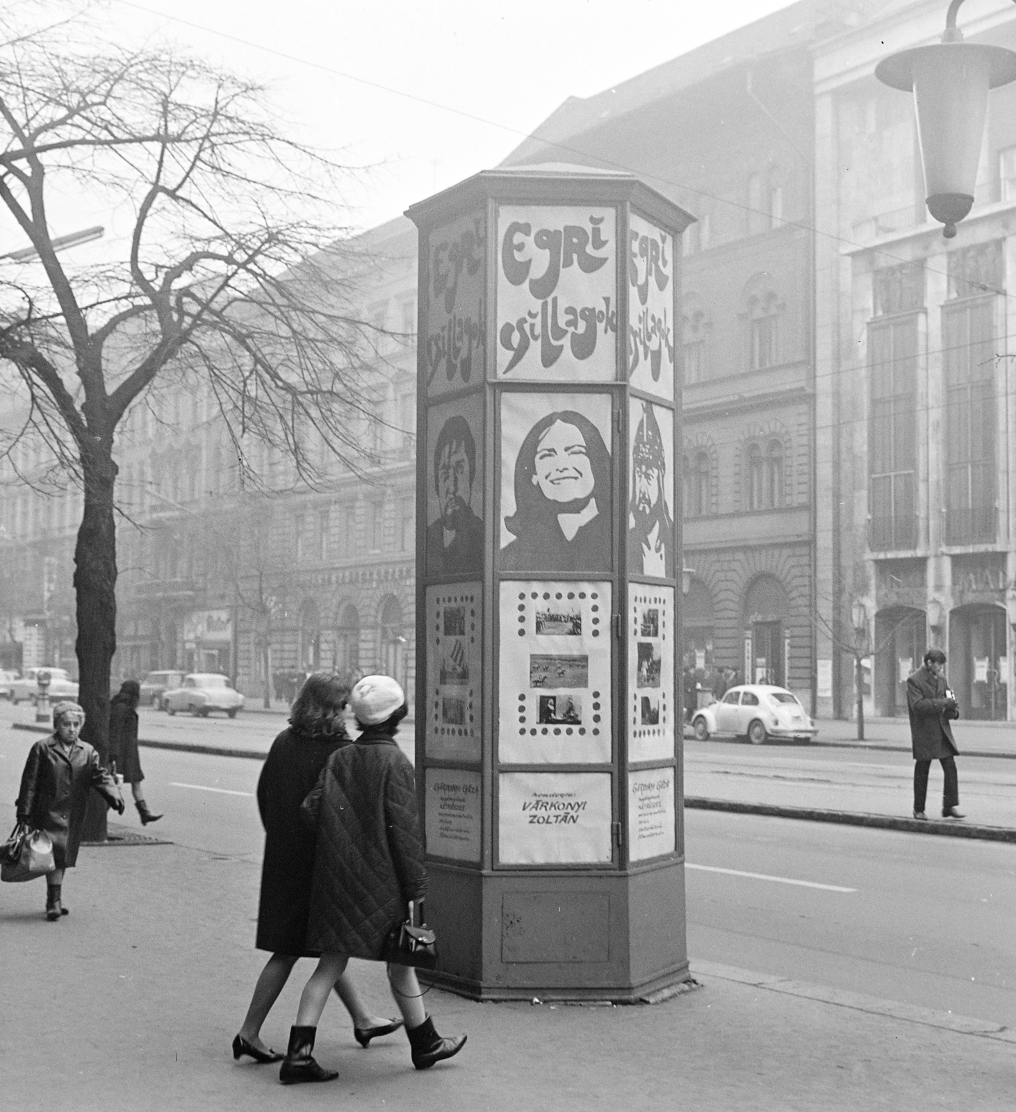 Hungary, Budapest VII., Erzsébet (Lenin) körút a Wesselényi utca felől a Dob utca felé nézve, jobbra a háttérben a Madách Színház., 1968, FŐFOTÓ, ad pillar, Budapest, movie poster, Fortepan #207766