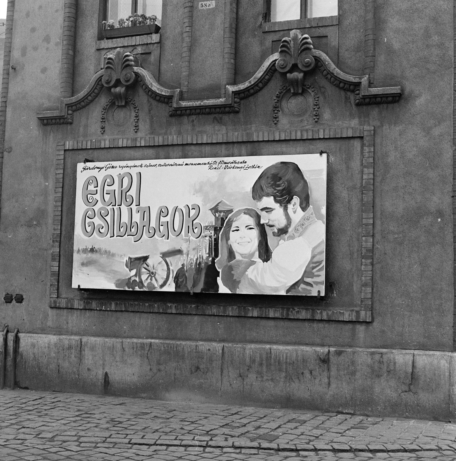 Hungary, Budapest VI., a Westend-ház oldal homlokzata a Nyugati (Marx) téri bejárat mellett. A Fővárosi Moziüzemi Vállalat (FŐMO) által forgalmazott film plakátja., 1968, FŐFOTÓ, billboard, Budapest, movie poster, Fortepan #207768