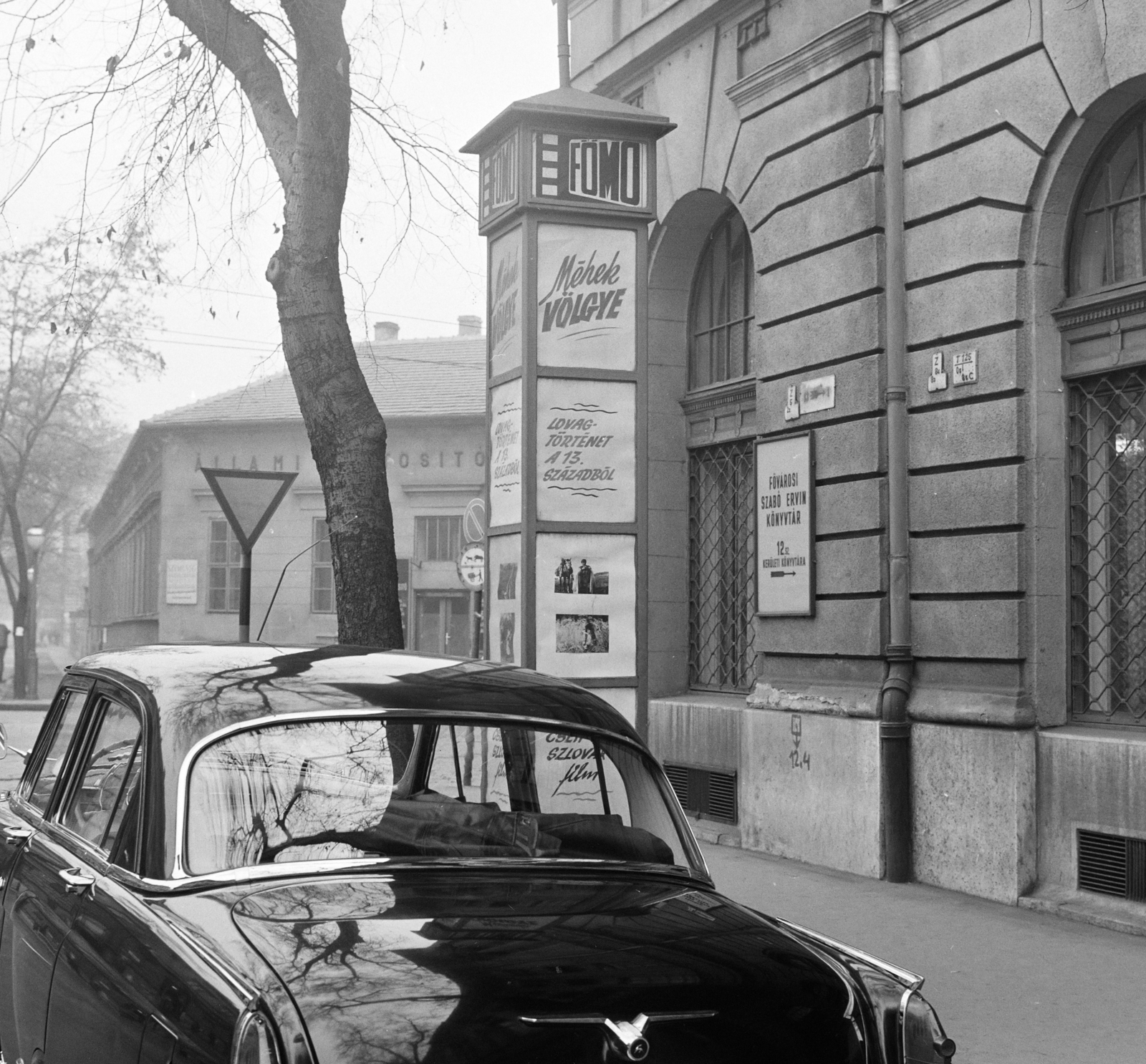 Hungary, Budapest X., Füzér utca az egykori kaszinó előtt. A Fővárosi Moziüzemi Vállalat (FŐMO) által forgalmazott filmek hirdetőoszlopa, háttérben a Kőrösi Csoma sétány (Kőrösi Csoma Sándor út)., 1968, FŐFOTÓ, Budapest, movie poster, Fortepan #207776