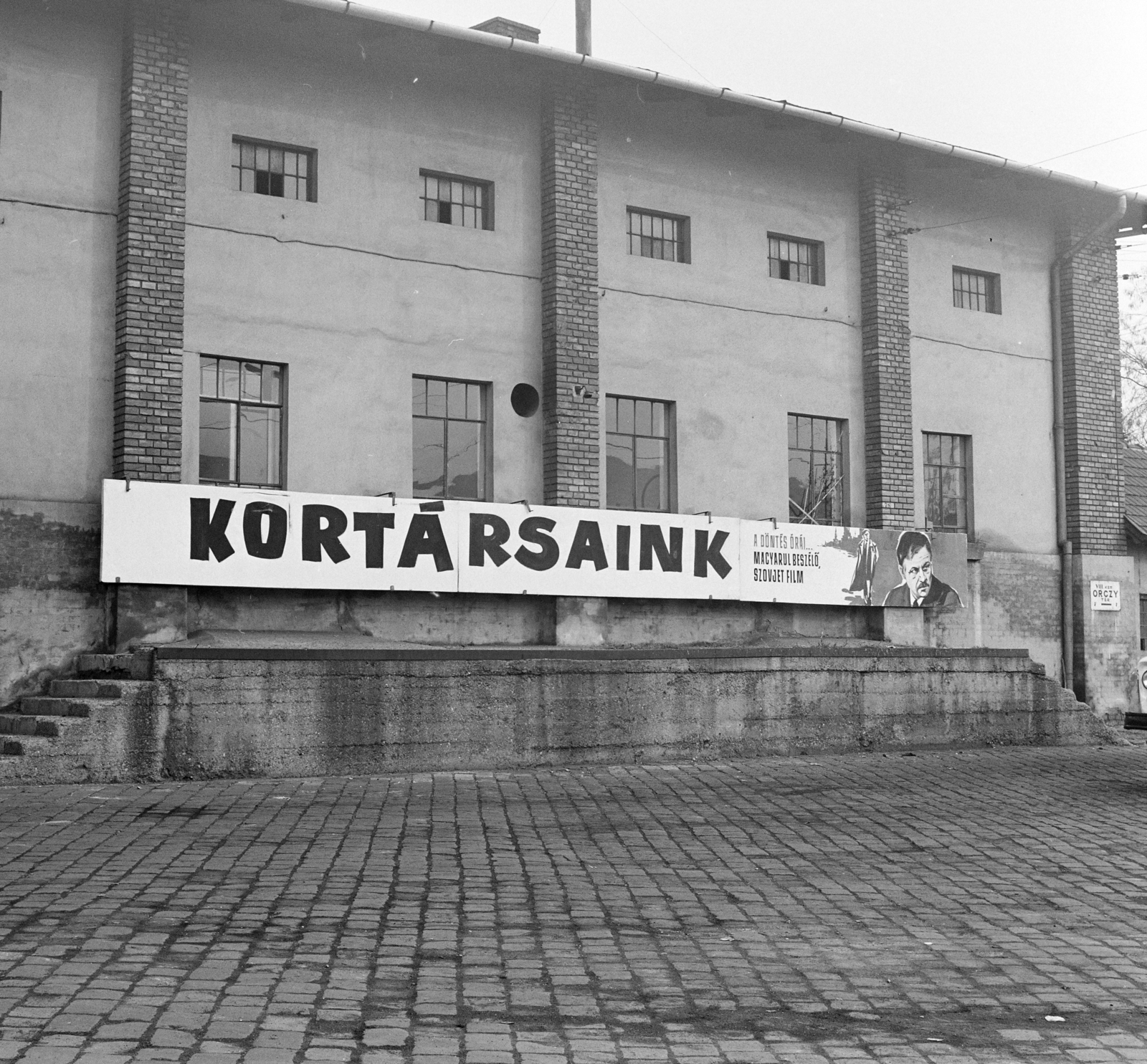 Hungary, Budapest VIII., Orczy tér, Józsefvárosi pályaudvar. A Fővárosi Moziüzemi Vállalat (FŐMO) által forgalmazott film plakátja., 1968, FŐFOTÓ, Budapest, movie poster, Fortepan #207777