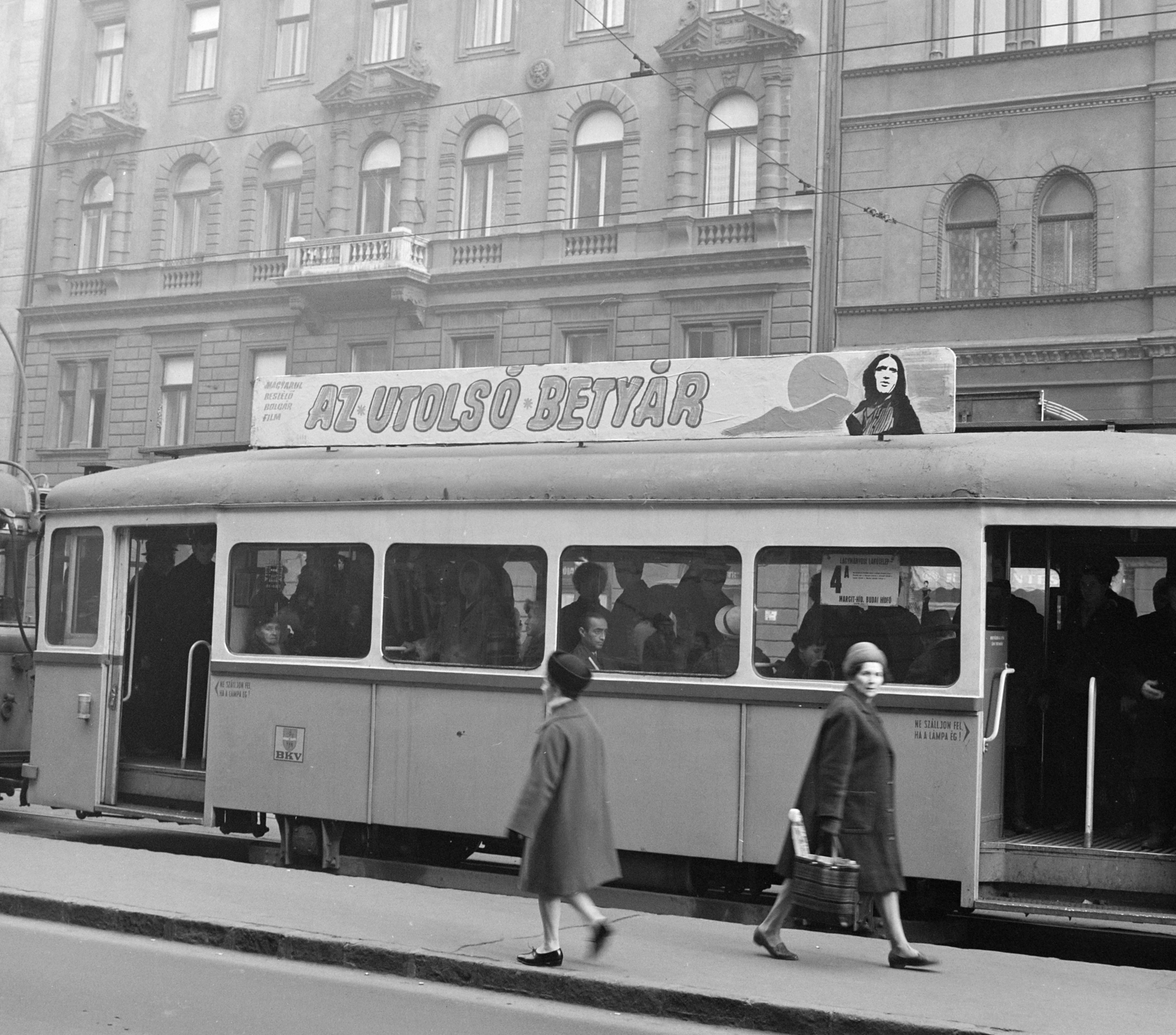 Magyarország, Budapest VII., Erzsébet (Lenin) körút, háttérben a 29. és 27-25. számú ház., 1968, FŐFOTÓ, Budapest, filmplakát, Fortepan #207778