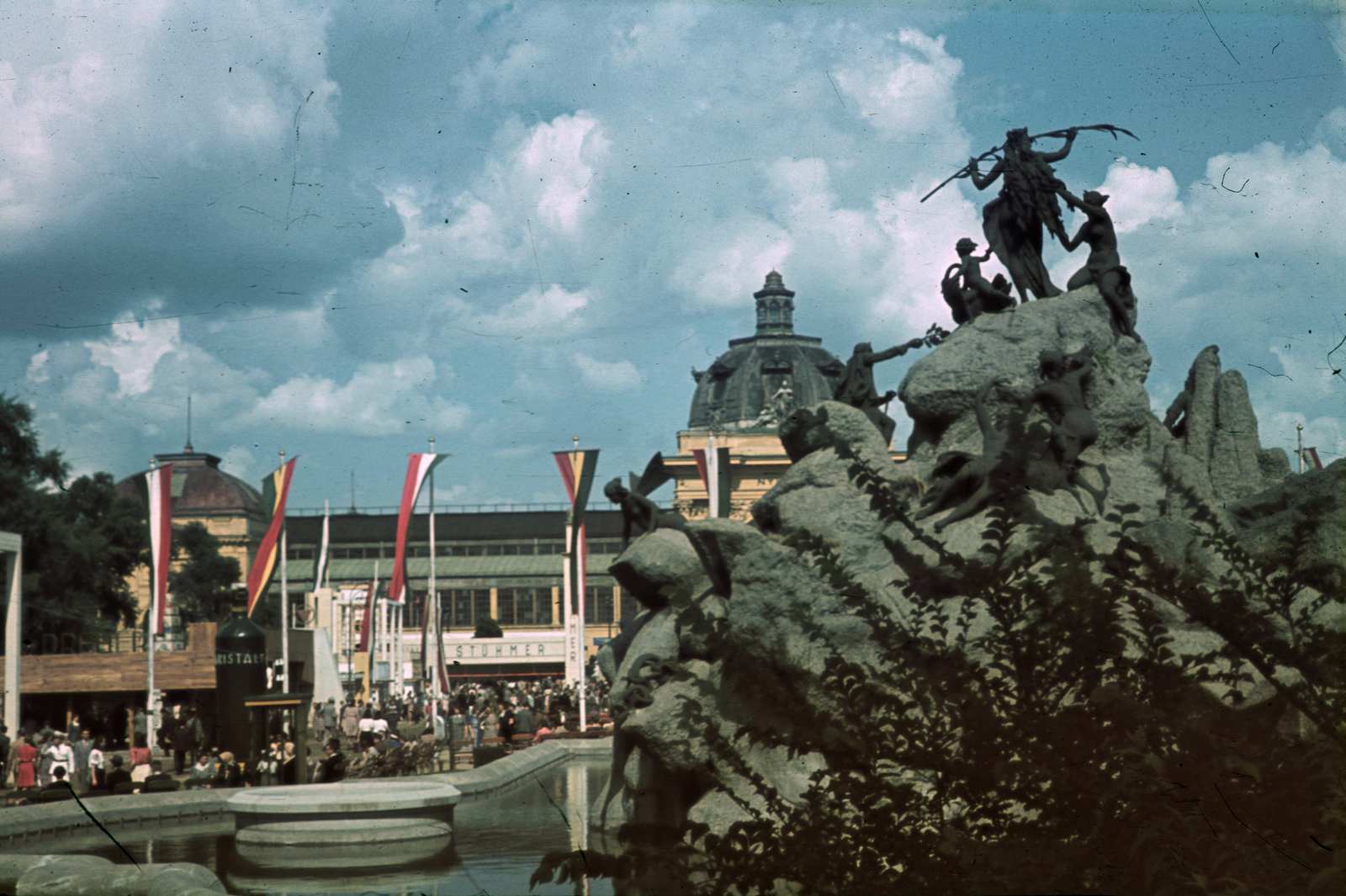 Hungary, Budapest XIV., Sió tündér regéje szoborcsoport és szökőkút Mátray Lajos György szobrászművész alkotása (1896), háttérben az Iparcsarnok., 1942, Fortepan, colorful, flag, international fair, Budapest, Christian Ulrich-design, Frigyes Stühmer chocolate factory, Fortepan #20778