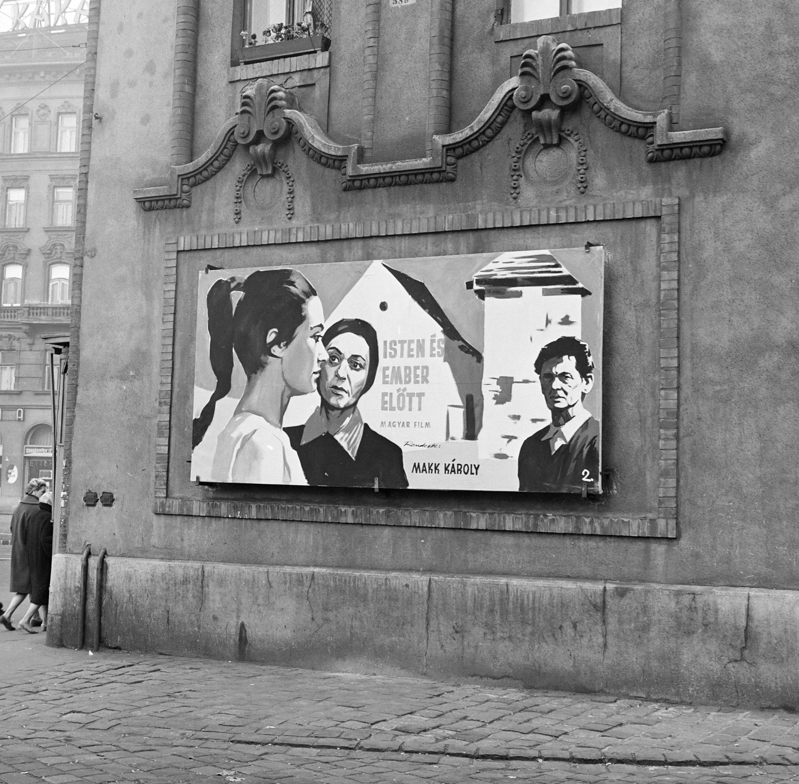 Hungary, Budapest VI.,Budapest XIII., a Westend-ház oldal homlokzata a Nyugati (Marx) téri bejárat mellett, balra a háttérben a Nyugati (Marx) tér 4-es számú ház. A Fővárosi Moziüzemi Vállalat (FŐMO) által forgalmazott film plakátja., 1968, FŐFOTÓ, Budapest, movie poster, Fortepan #207780