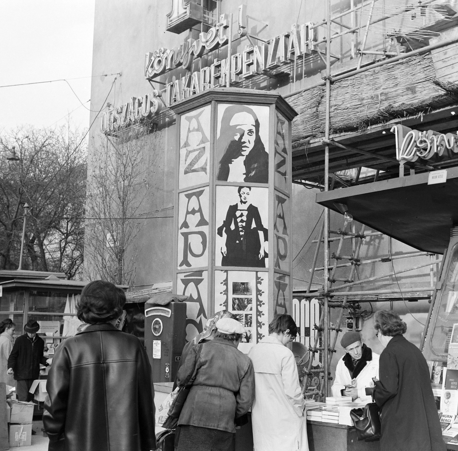 Hungary, Budapest VIII., Kálvin tér, a tűzfal előtt a Fővárosi Moziüzemi Vállalat (FŐMO) által forgalmazott film hirdetése. Balra a Múzeum utca., 1968, FŐFOTÓ, ad pillar, Budapest, movie poster, Fortepan #207782