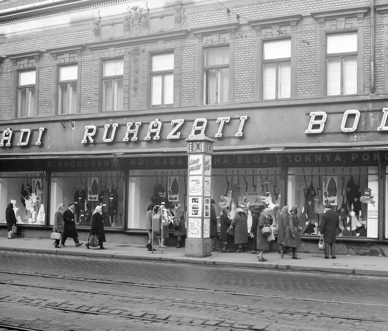 Hungary, Budapest VII., a Thököly út 24-es számú ház., 1968, FŐFOTÓ, Budapest, movie poster, clothing store, Fortepan #207786