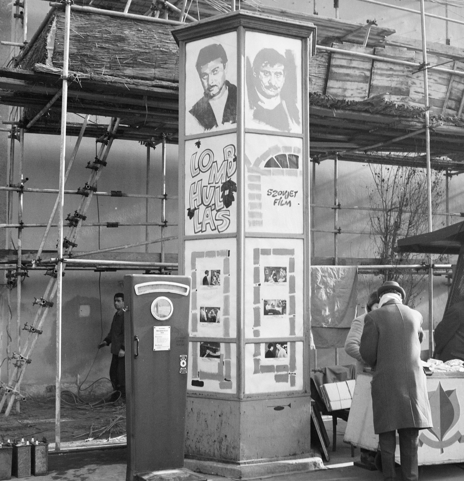 Hungary, Budapest VIII., Kálvin tér, tűzfal a Múzeum utca és a Baross utca között, előtte a Fővárosi Moziüzemi Vállalat (FŐMO) által forgalmazott film hirdetése., 1968, FŐFOTÓ, scaffolding, Budapest, movie poster, Fortepan #207787
