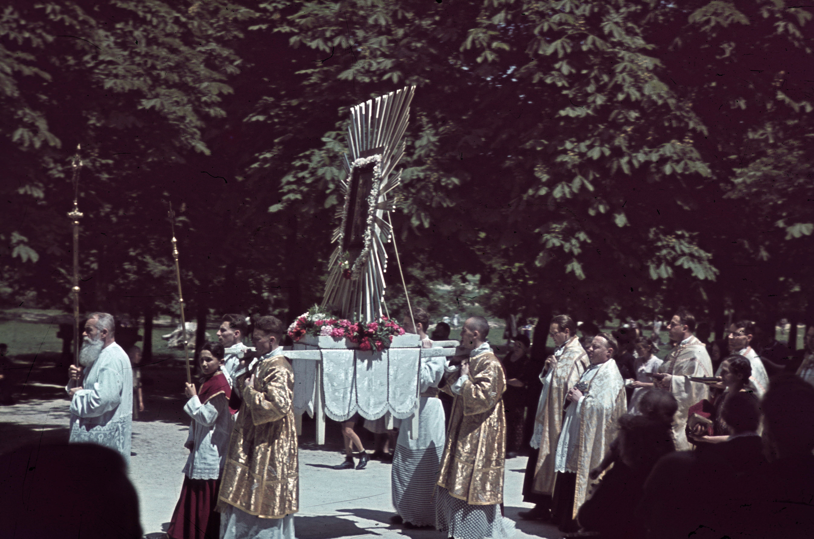 Hungary, Budapest II., Máriaremete, körmenet a Kisboldogasszony-templom előtt., 1940, Fortepan, religion, colorful, procession, Budapest, Fortepan #20779