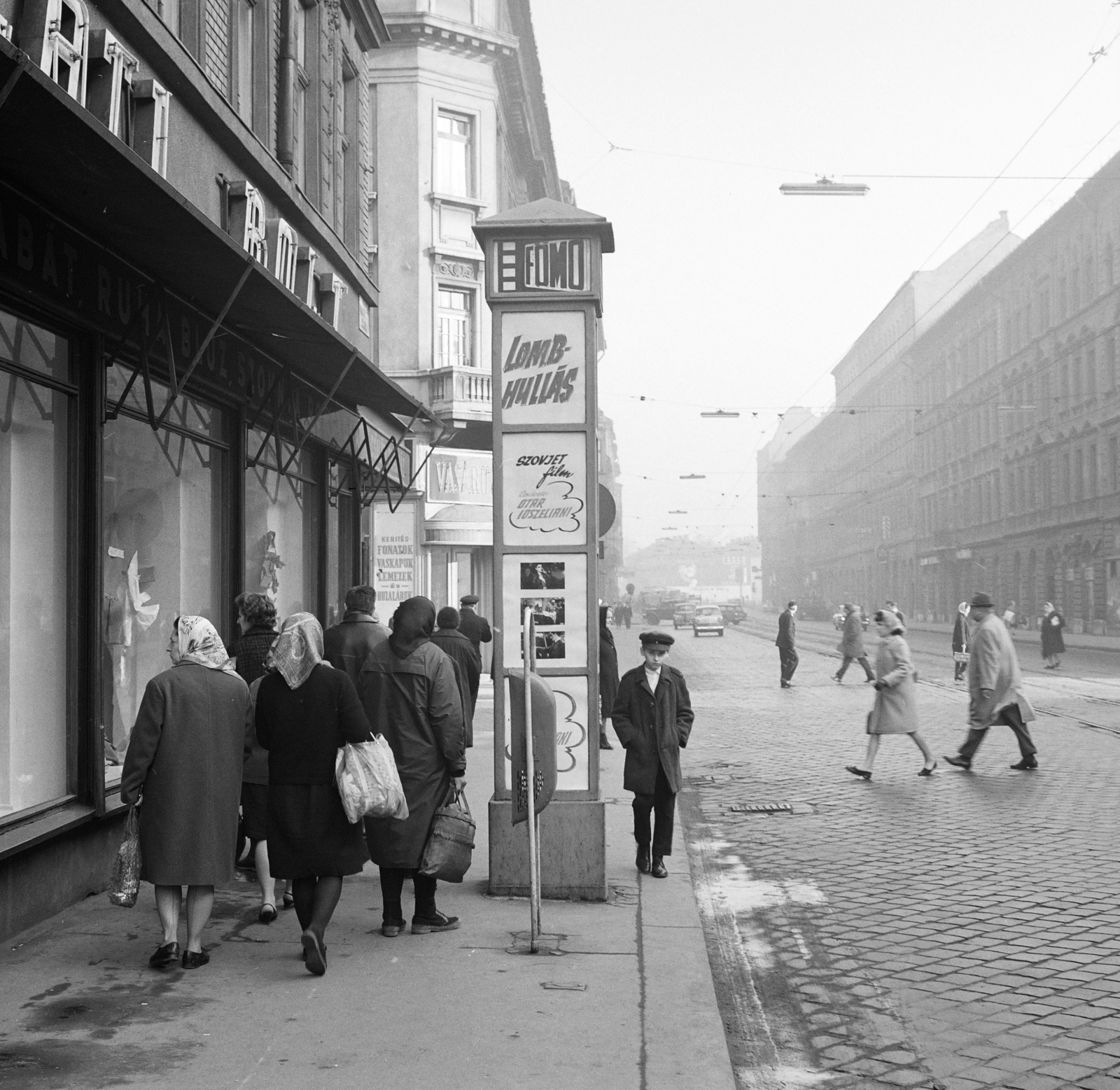 Magyarország, Budapest VII.,Budapest VIII., Thököly út, a Fővárosi Moziüzemi Vállalat (FŐMO) által forgalmazott filmek hirdetőoszlopa a Murányi utca kereszteződése előtt., 1968, FŐFOTÓ, Budapest, filmplakát, Fortepan #207792