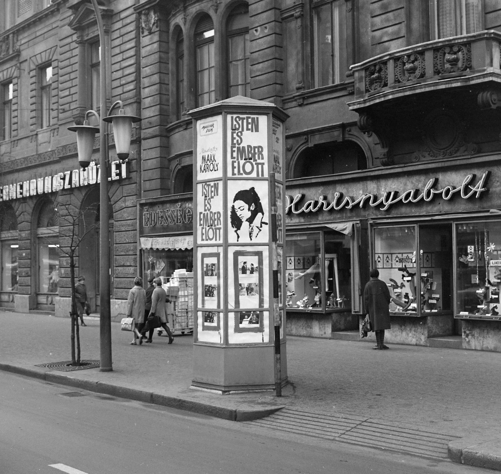 Hungary, Budapest VII., Erzsébet (Lenin) körút, szemben a 30. és a 32-es számú ház., 1968, FŐFOTÓ, Budapest, movie poster, stocking shop, Fortepan #207800