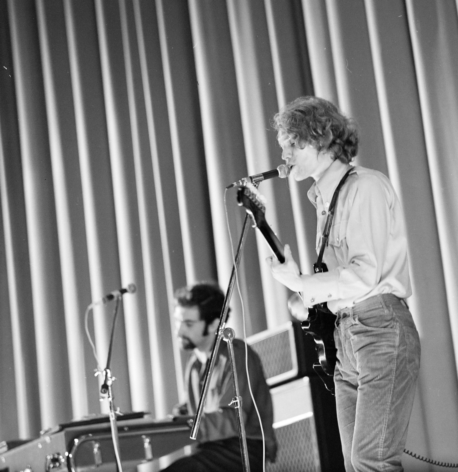 Hungary, Horváth Charlie énekes., 1968, FŐFOTÓ, microphone, singer, guitar, Fortepan #207809