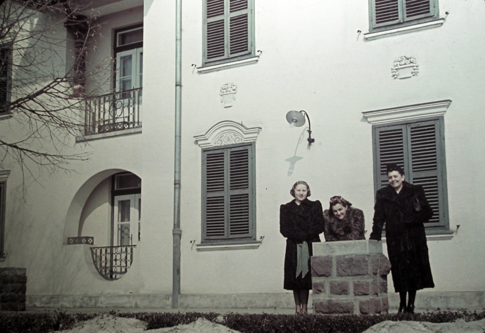 Hungary, Balatonkenese, Székesfővárosi tisztviselők üdülőtelepe (később Honvéd üdülő)., 1940, Fortepan, winter, colorful, tableau, women, resort, fur coat, Fortepan #20781