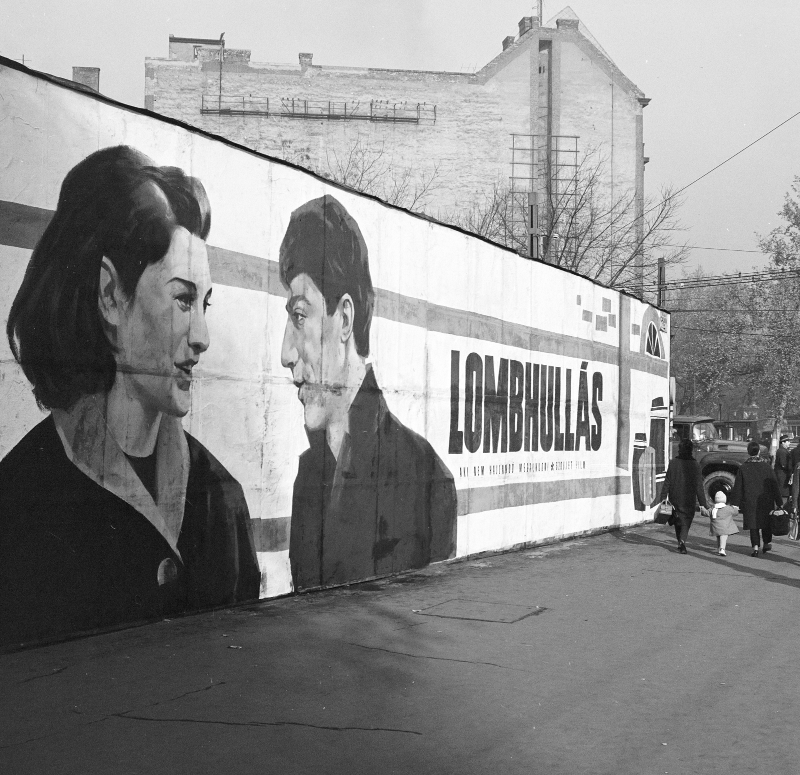 Hungary, Budapest V., Kálvin tér, a Fővárosi Moziüzemi Vállalat (FŐMO) által forgalmazott film plakátja. Jobbra a Kecskeméti utca., 1968, FŐFOTÓ, Budapest, movie poster, Fortepan #207814