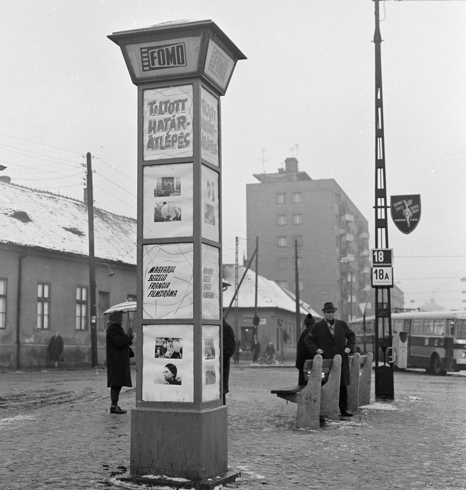 Hungary, Óbuda, Budapest III., a Szentendrei út a Miklós utcai autóbusz-végállomástól a Flórián tér felé nézve. Előtérben a Fővárosi Moziüzemi Vállalat (FŐMO) által forgalmazott filmek hirdetőoszlopa., 1968, FŐFOTÓ, Budapest, movie poster, Fortepan #207827