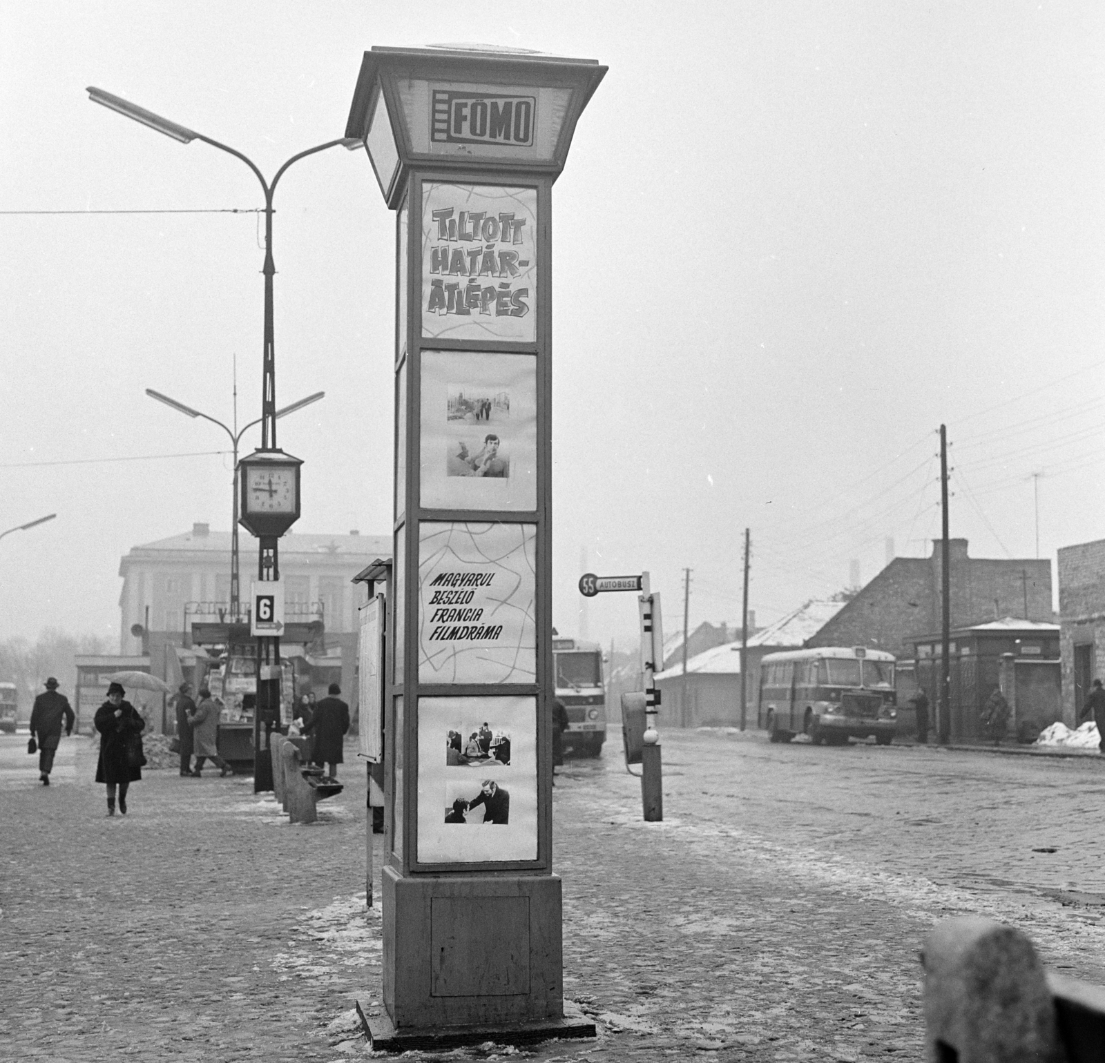 Hungary, Óbuda, Budapest III., Szentendrei út, a Fővárosi Moziüzemi Vállalat (FŐMO) által forgalmazott filmek hirdetőoszlopa a Miklós utcai autóbusz-végállomáson., 1968, FŐFOTÓ, Budapest, movie poster, Fortepan #207828