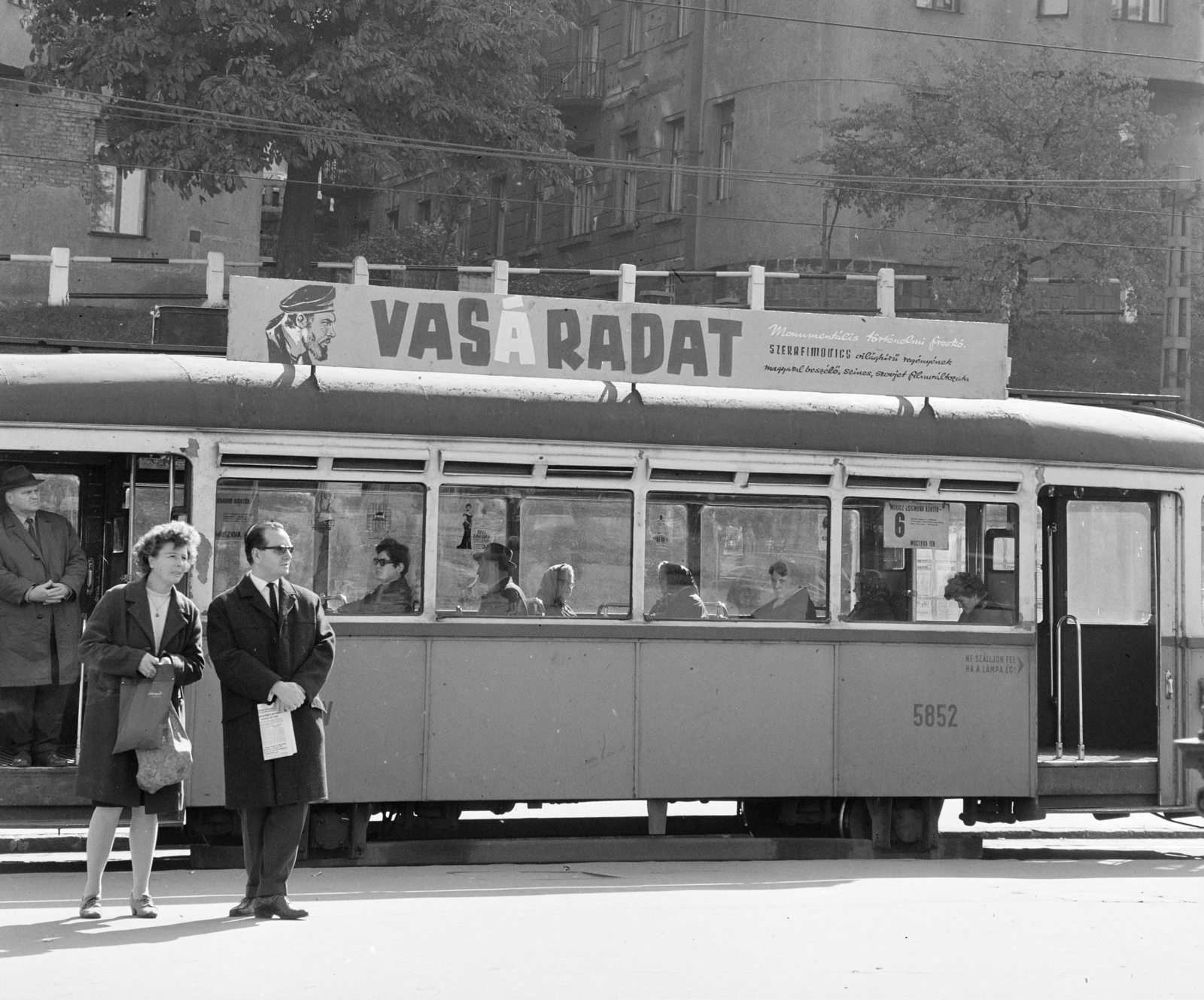 Hungary, Budapest II., Széll Kálmán (Moszkva) tér, a 4-es és a 6-os villamos-végállomása. A Fővárosi Moziüzemi Vállalat (FŐMO) által forgalmazott film plakátja. Háttérben a Vérmező út házsora., 1968, FŐFOTÓ, Budapest, movie poster, Fortepan #207833