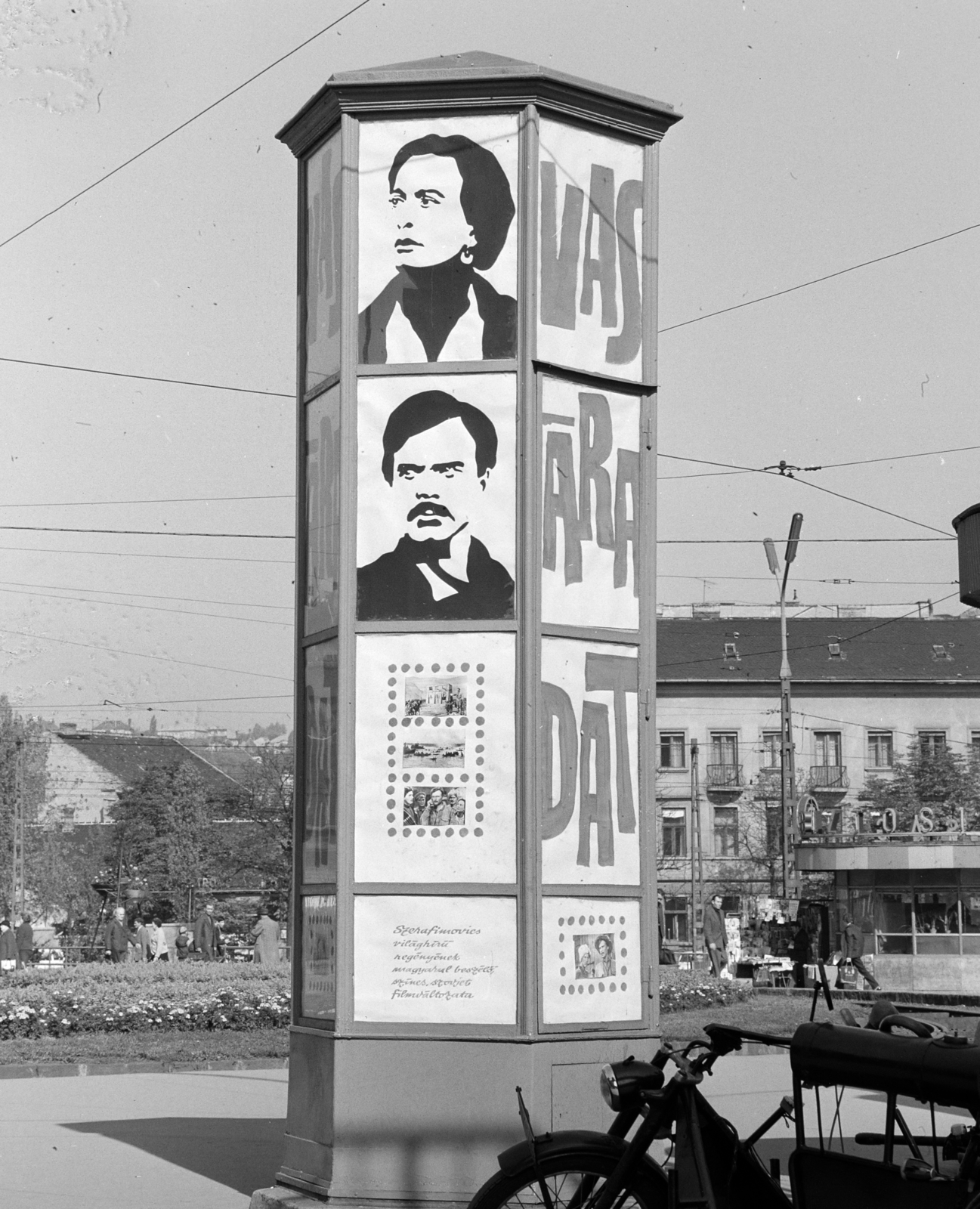 Hungary, Budapest II., Széll Kálmán (Moszkva) tér, a Fővárosi Moziüzemi Vállalat (FŐMO) által forgalmazott film hirdetése az 56-oss és az 58-os villamos-végállomásánál., 1968, FŐFOTÓ, Budapest, movie poster, Fortepan #207834